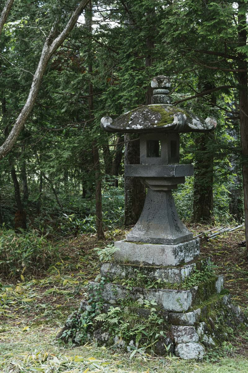 「戸隠神社奥社参道入り口に建つ常夜灯」の写真