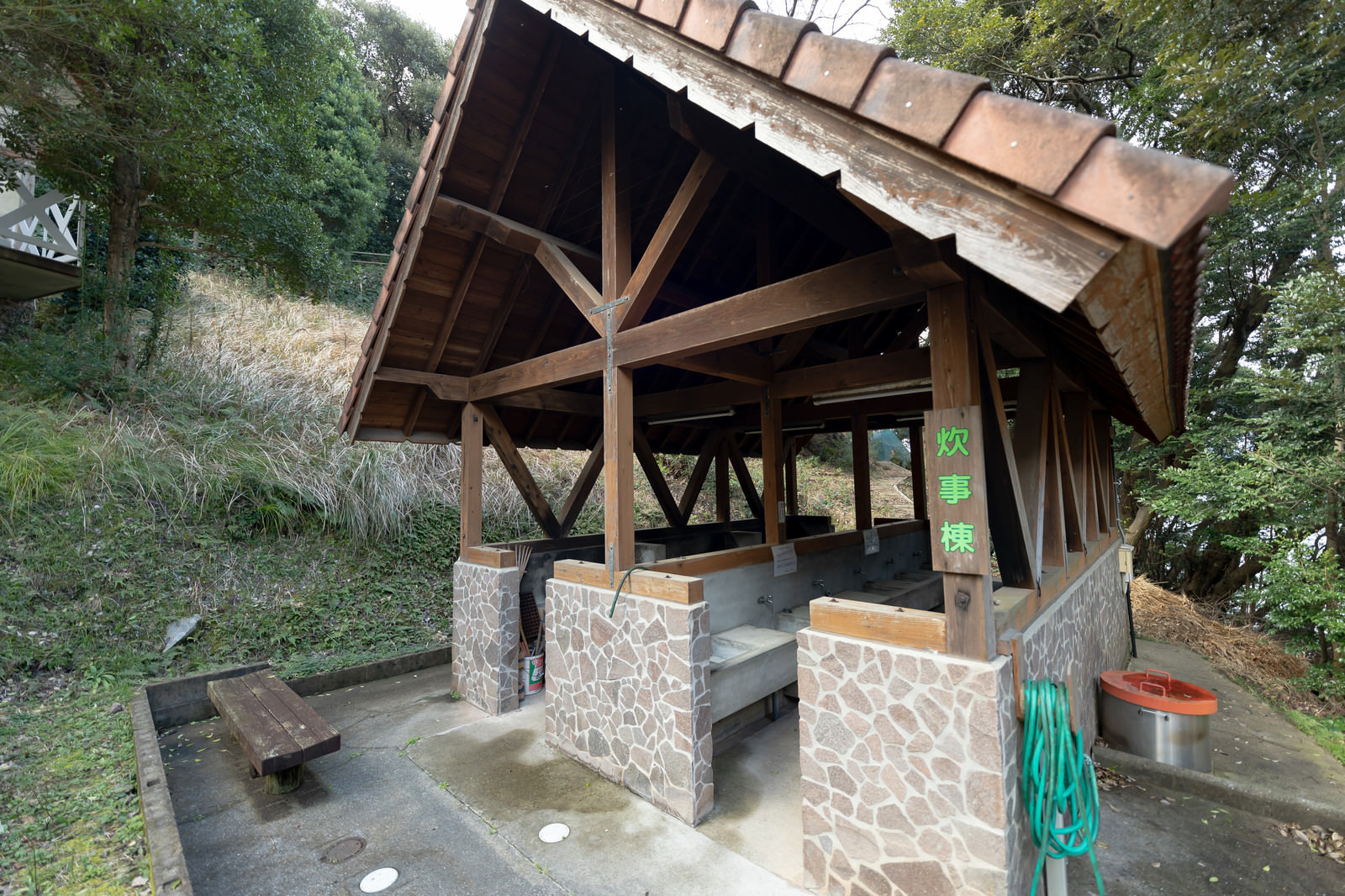 キャンプ場にある炊事棟 崎野自然公園 の無料の写真素材 フリー素材 をダウンロード ぱくたそ