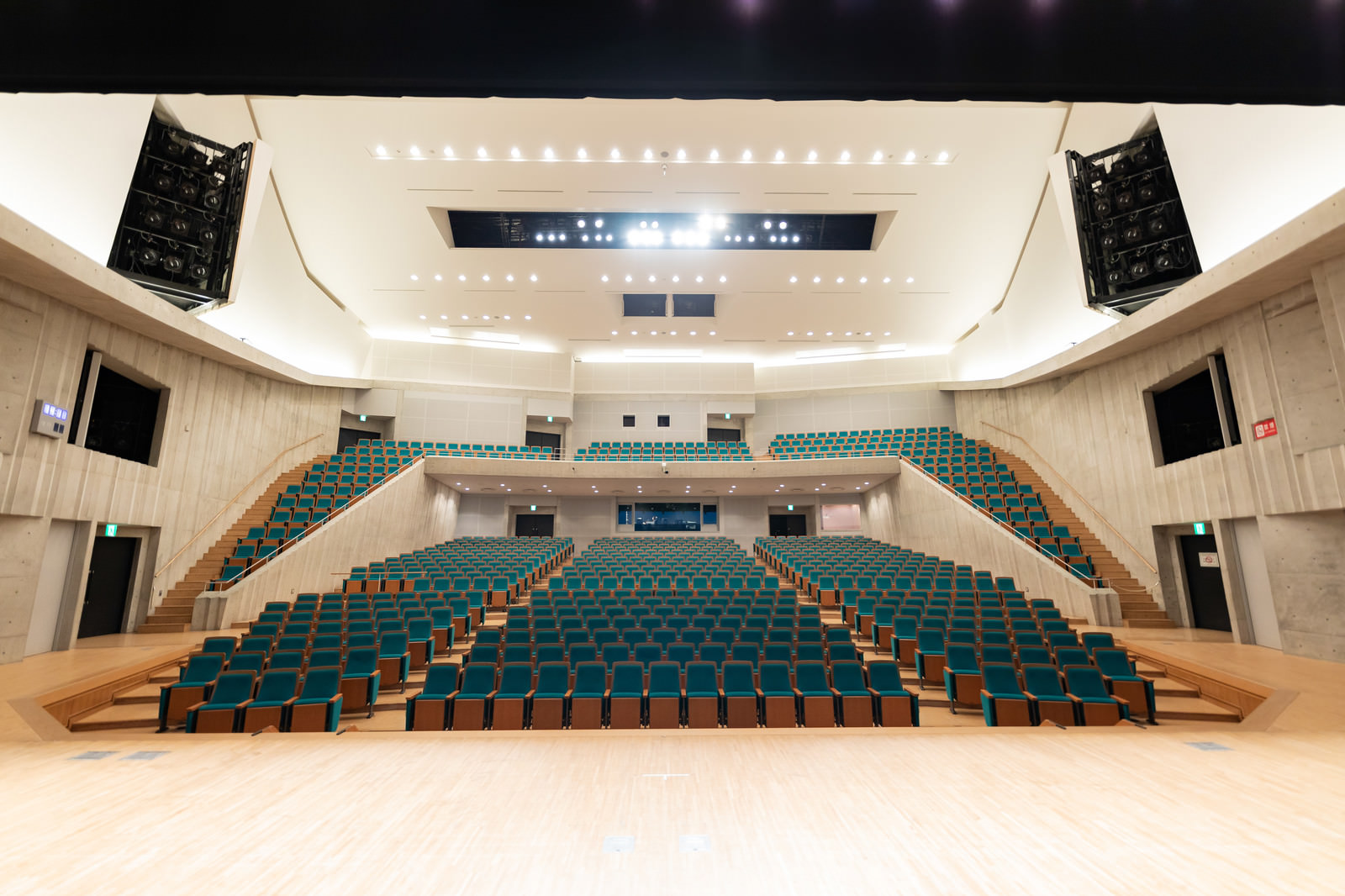 音響反射板を備えた770席あるとぎつカナリーホールの写真素材 ぱくたそ