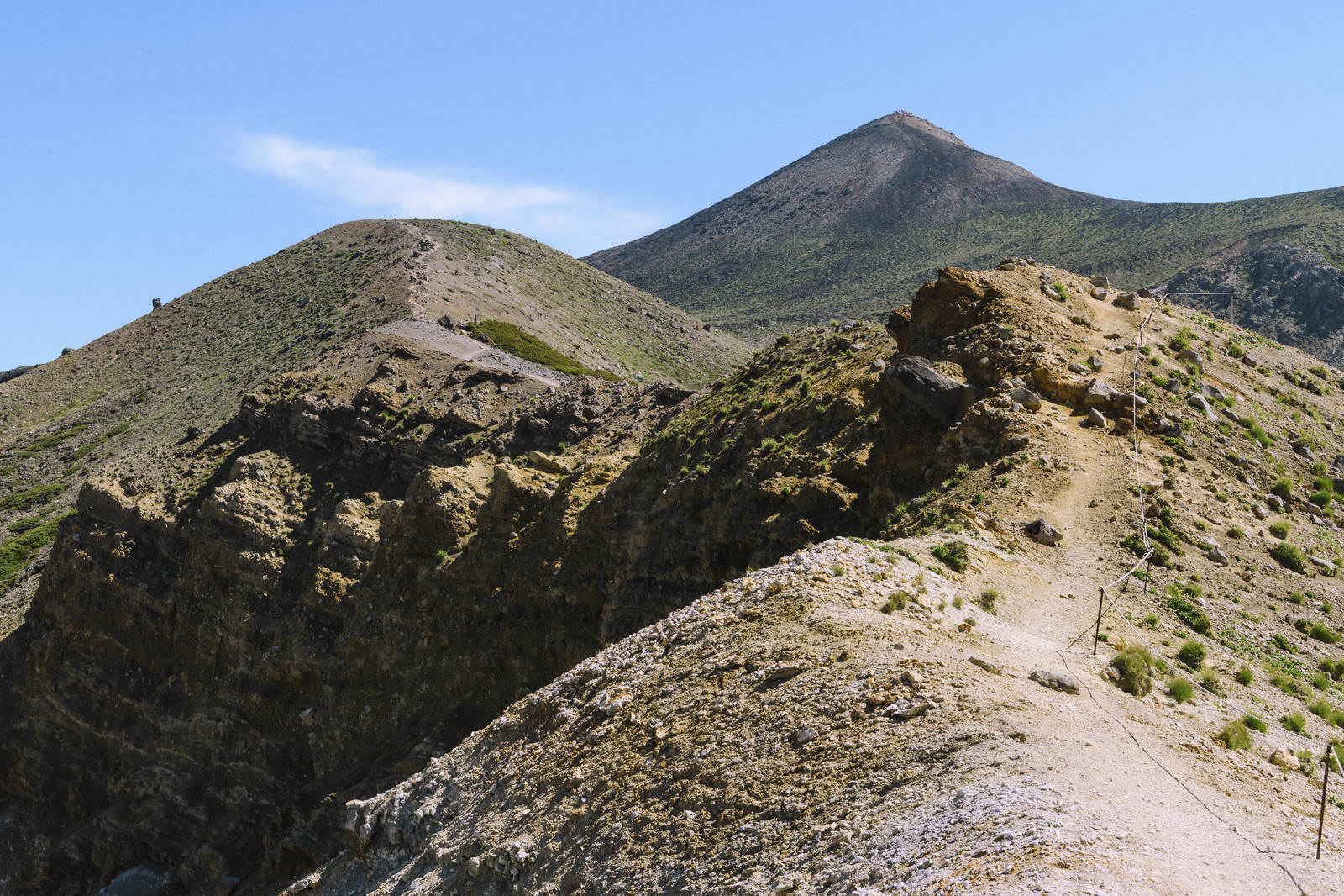 「登山道から見上げる十勝岳山頂」の写真
