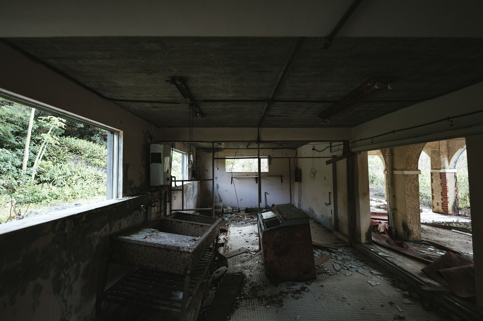 「徳之島ニューオータニホテルの廃墟 | フリー素材のぱくたそ」の写真