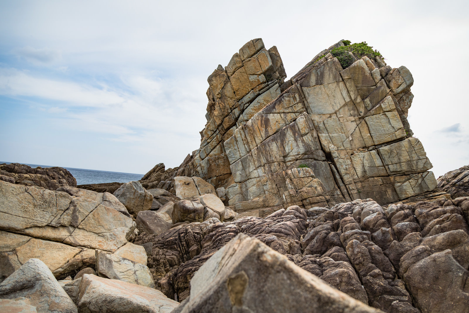 「ムシロ瀬の岩石 | フリー素材のぱくたそ」の写真