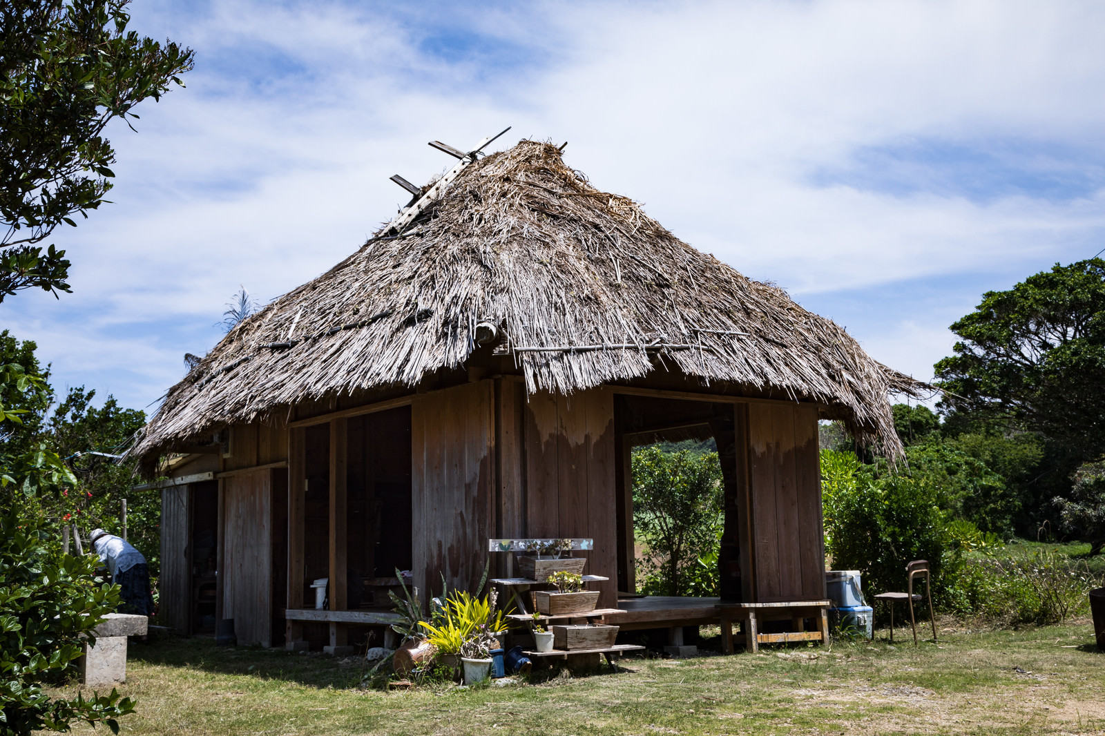 「徳之島の茅葺屋根民家「あずまや」 | 写真の無料素材・フリー素材 - ぱくたそ」の写真