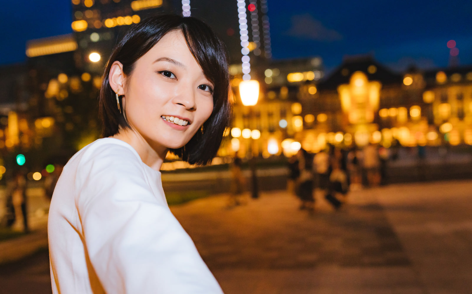 「東京駅前で夜景デートに誘う彼女」の写真［モデル：たけべともこ］