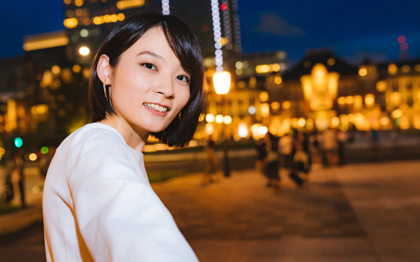 ãæ±äº¬é§åã§å¤æ¯ãã¼ãã«èªãå½¼å¥³ãï¼»ã¢ãã«ï¼ããã¹ã¨ããï¼½