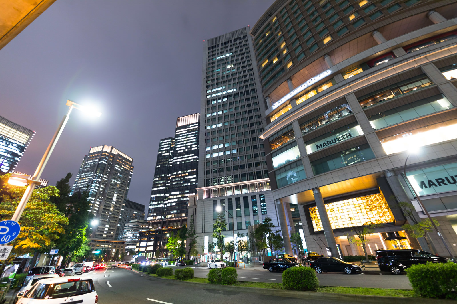 「丸ノ内ホテル前の通り(夜景)丸ノ内ホテル前の通り(夜景)」のフリー写真素材を拡大