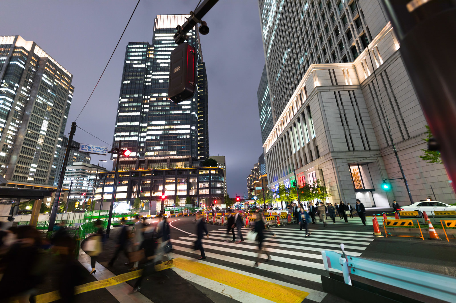 帰宅する背広組（東京丸ノ内）のフリー素材