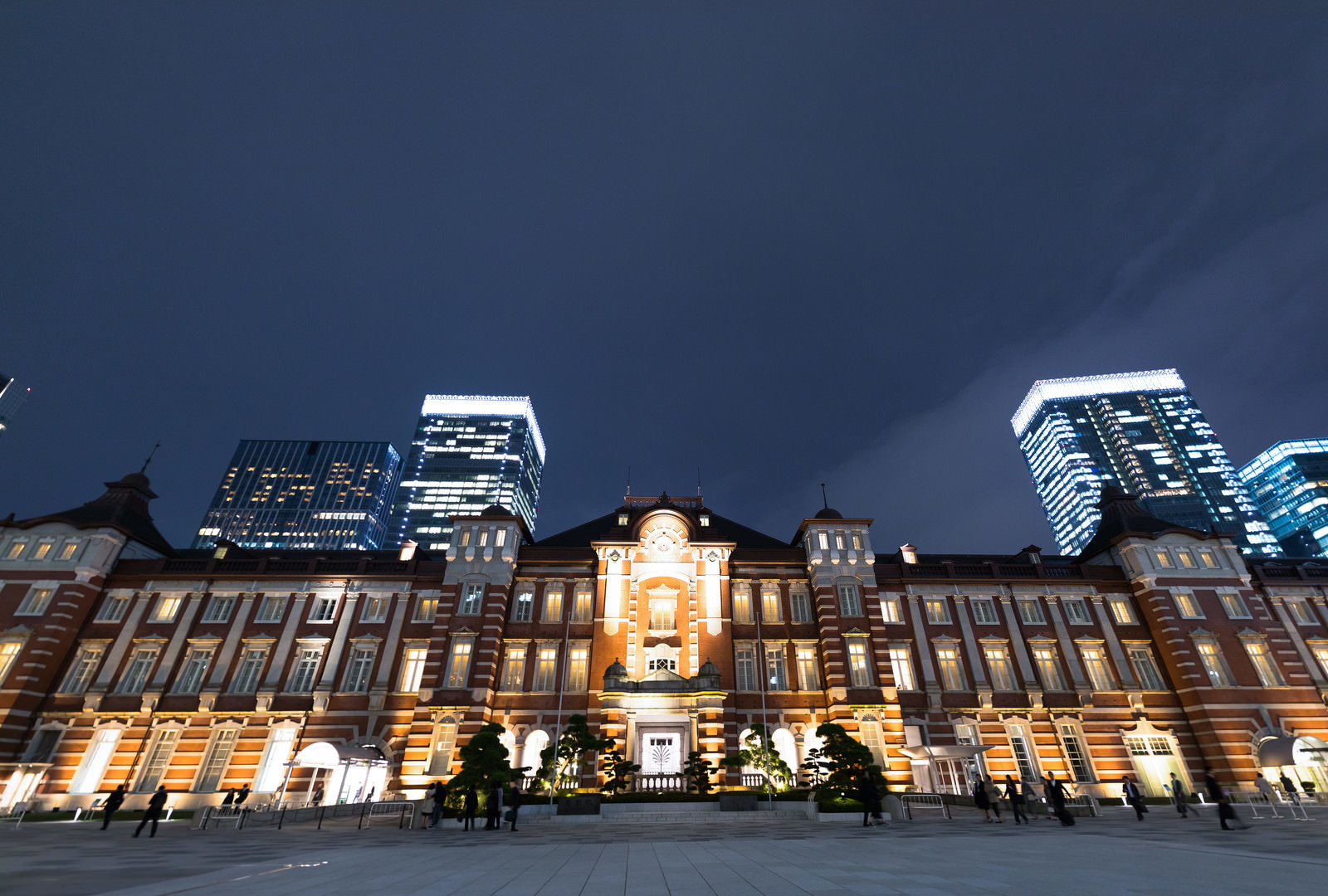 東京駅丸の内口 夜景 の写真素材 ぱくたそ