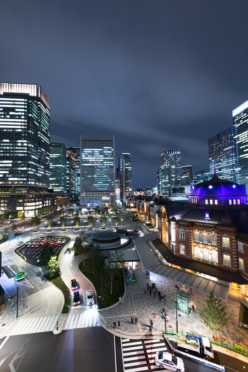 Kitte キッテ 屋上庭園からの東京駅夜景の写真を無料ダウンロード フリー素材 ぱくたそ