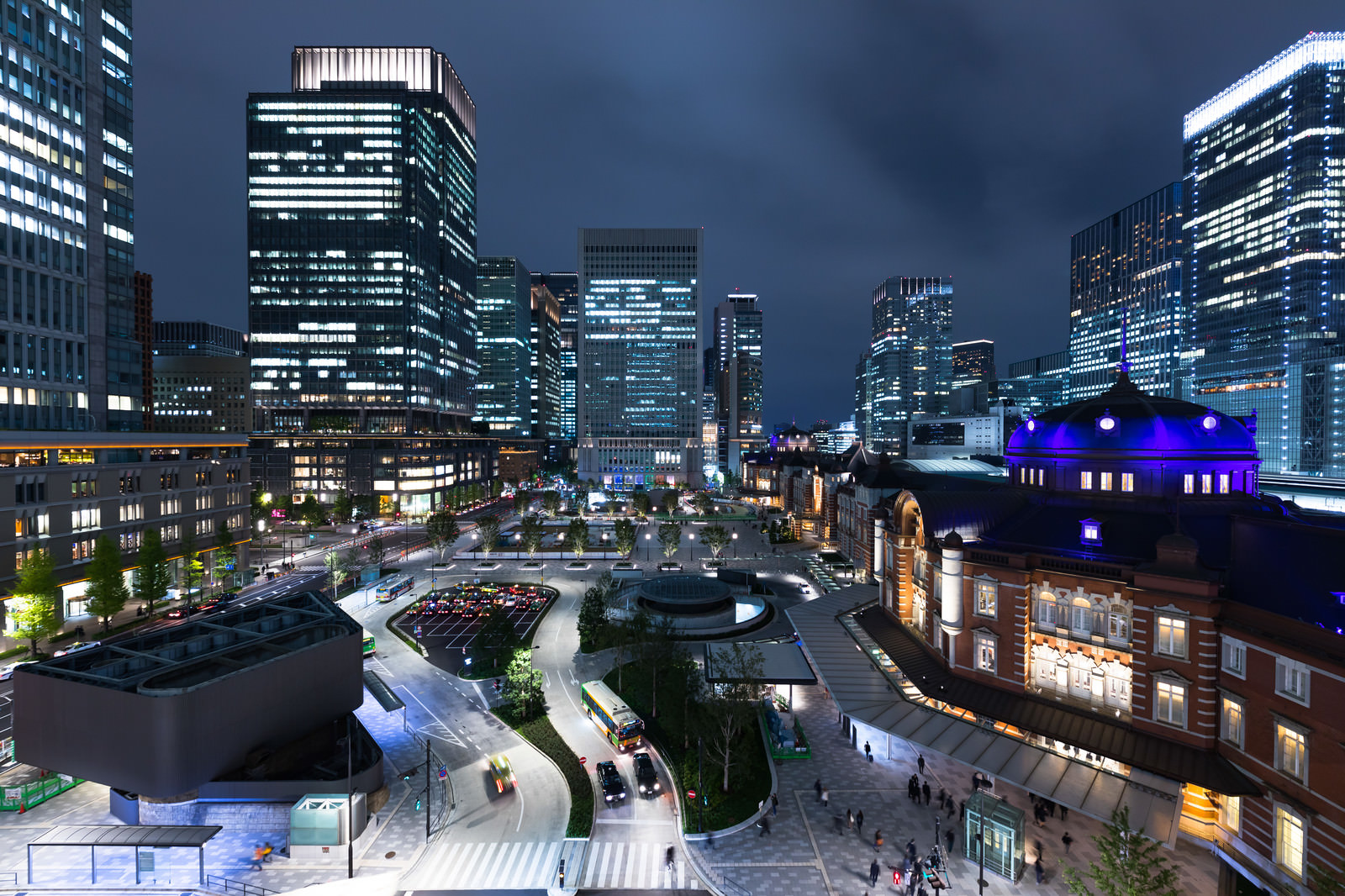 東京駅前の夜景のフリー素材