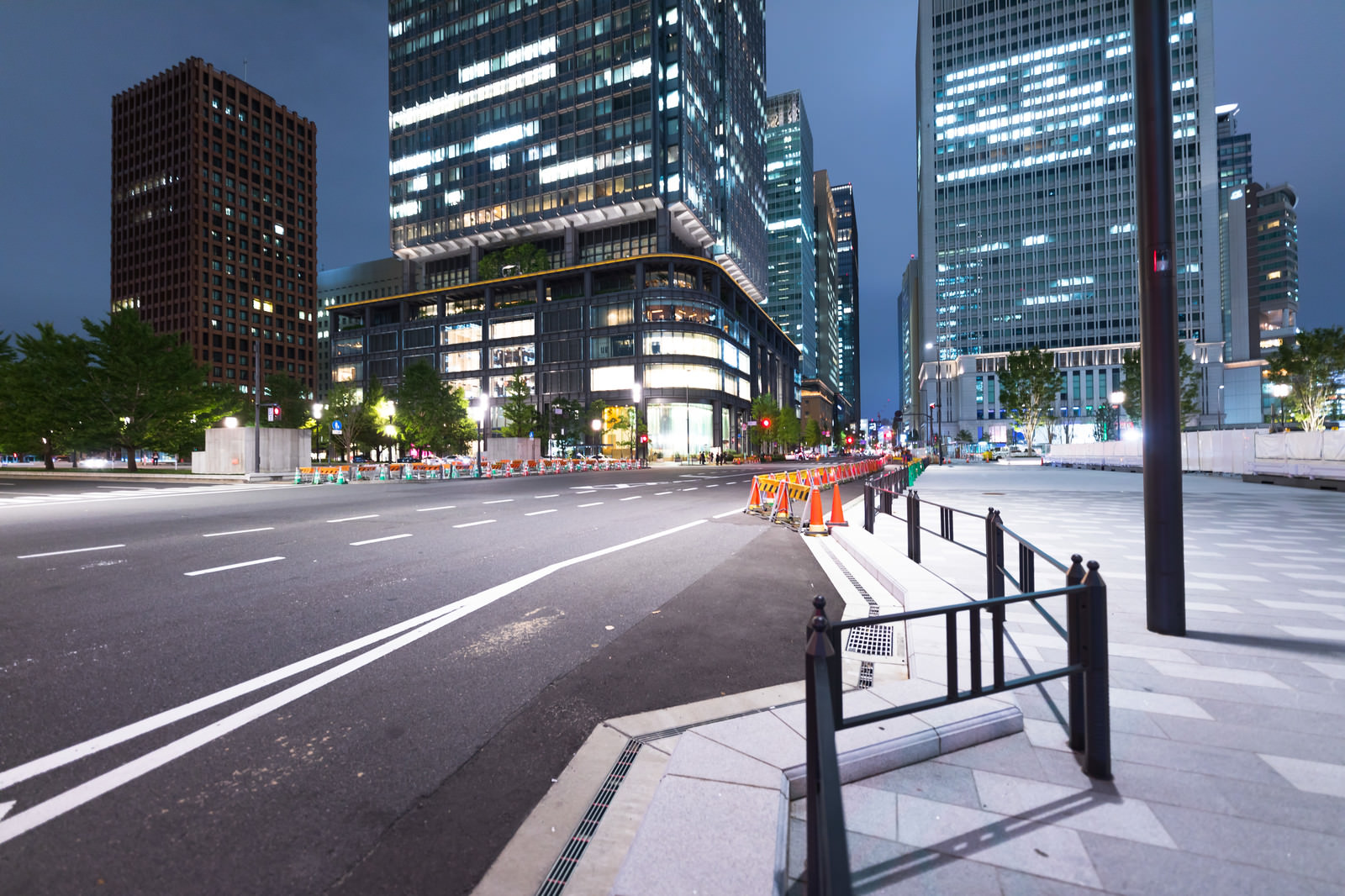 工事中の東京駅前幹線道路（夜景）のフリー素材