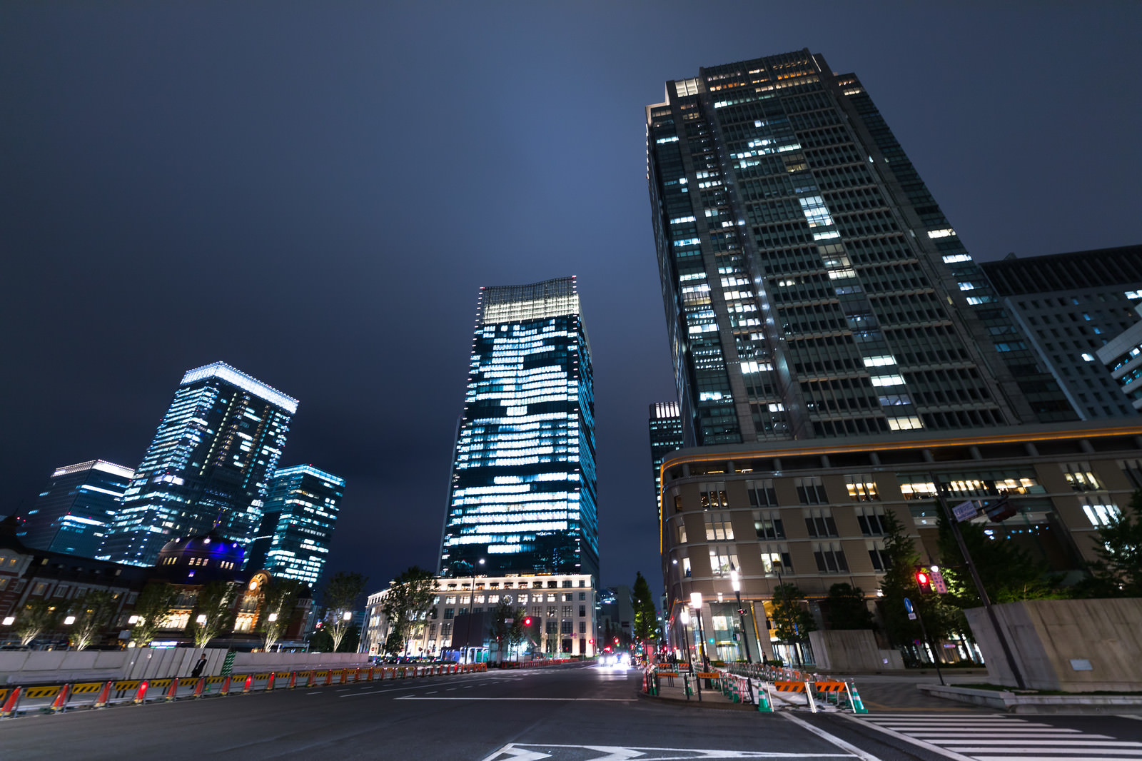 丸の内の高層ビル 夜景 の写真を無料ダウンロード フリー素材 ぱくたそ