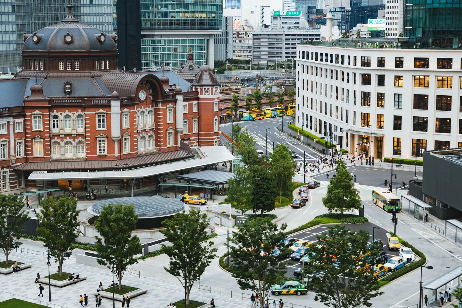 東京駅丸の内南口の様子の写真素材 ぱくたそ