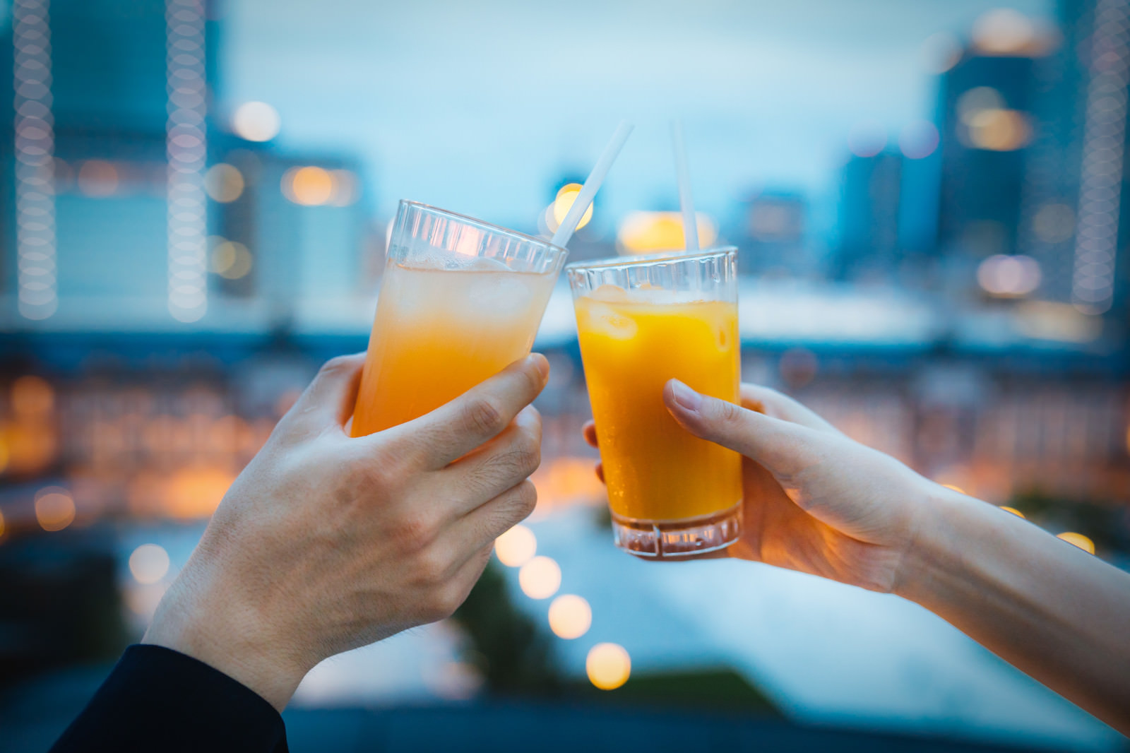 夜景を見ながら乾杯の写真を無料ダウンロード フリー素材 ぱくたそ