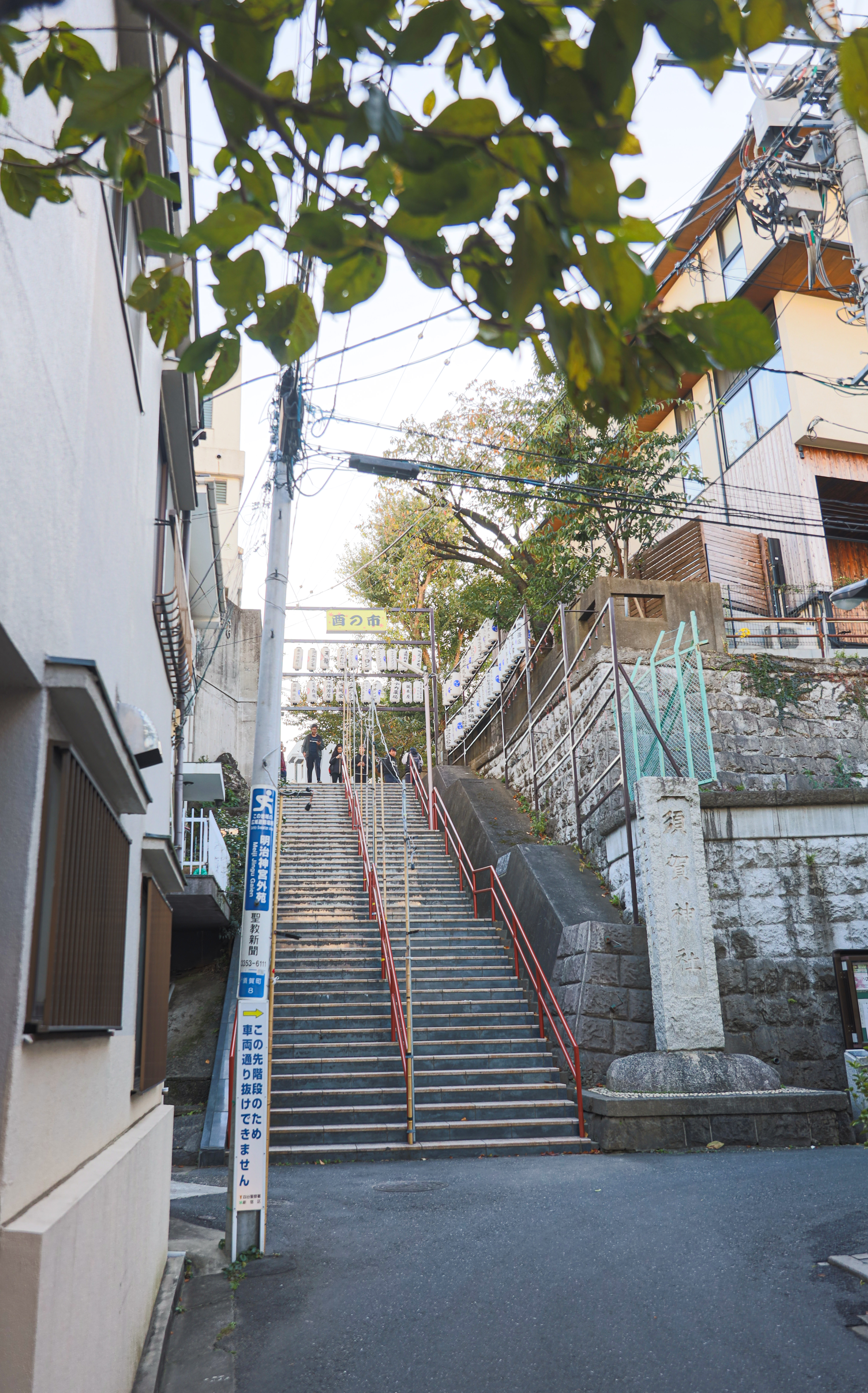 東京四谷須賀神社の階段 酉の市開催中 の写真素材 ぱくたそ