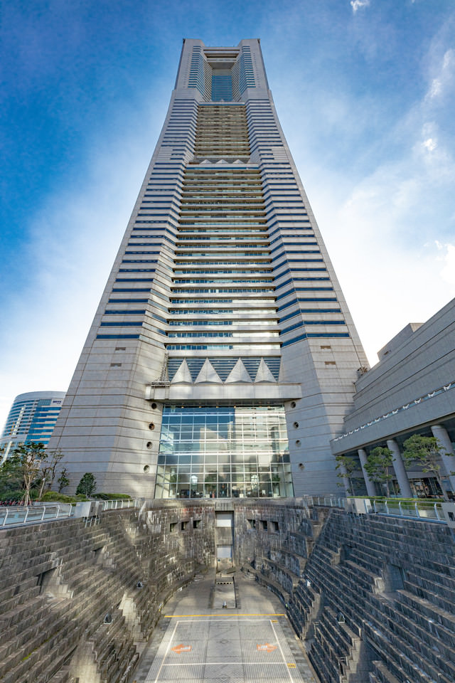 旧横浜船渠第2ドックとランドマークタワーの写真