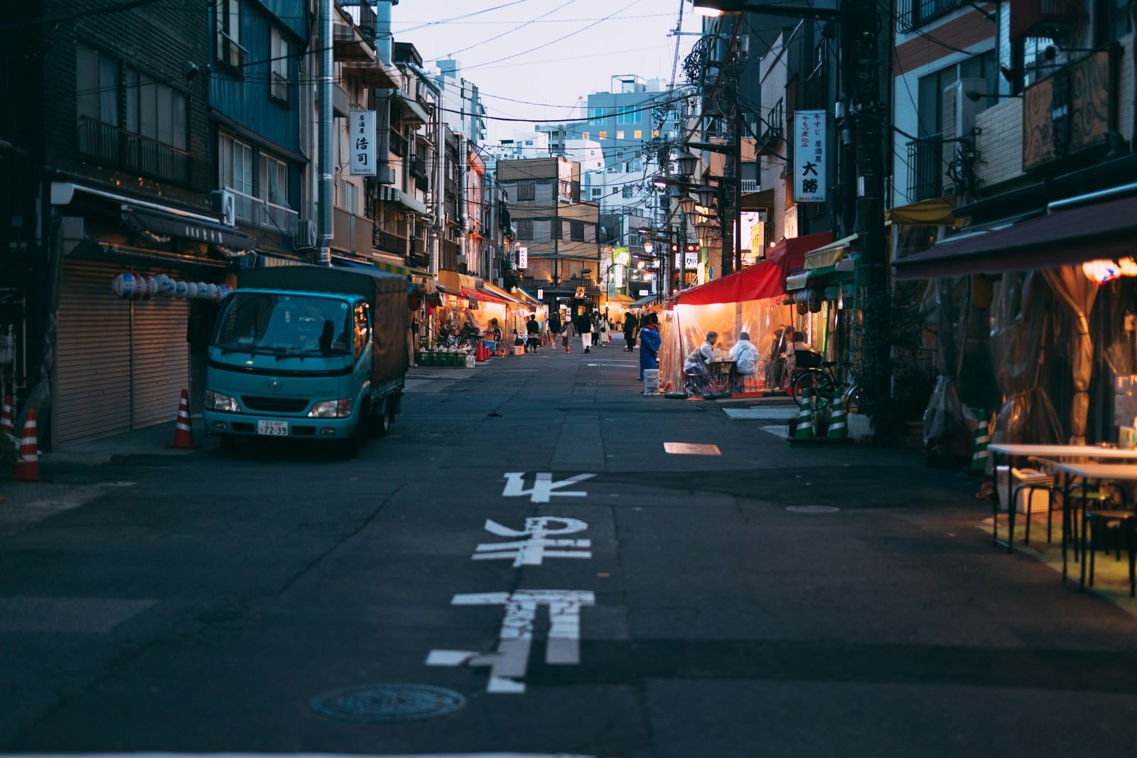 浅草公園本通り商店街の連なる飲み屋の写真を無料ダウンロード フリー素材 ぱくたそ 浅草公園本通り商店街の連なる飲み屋の写真を無料ダウンロード フリー素材 ぱくたそ