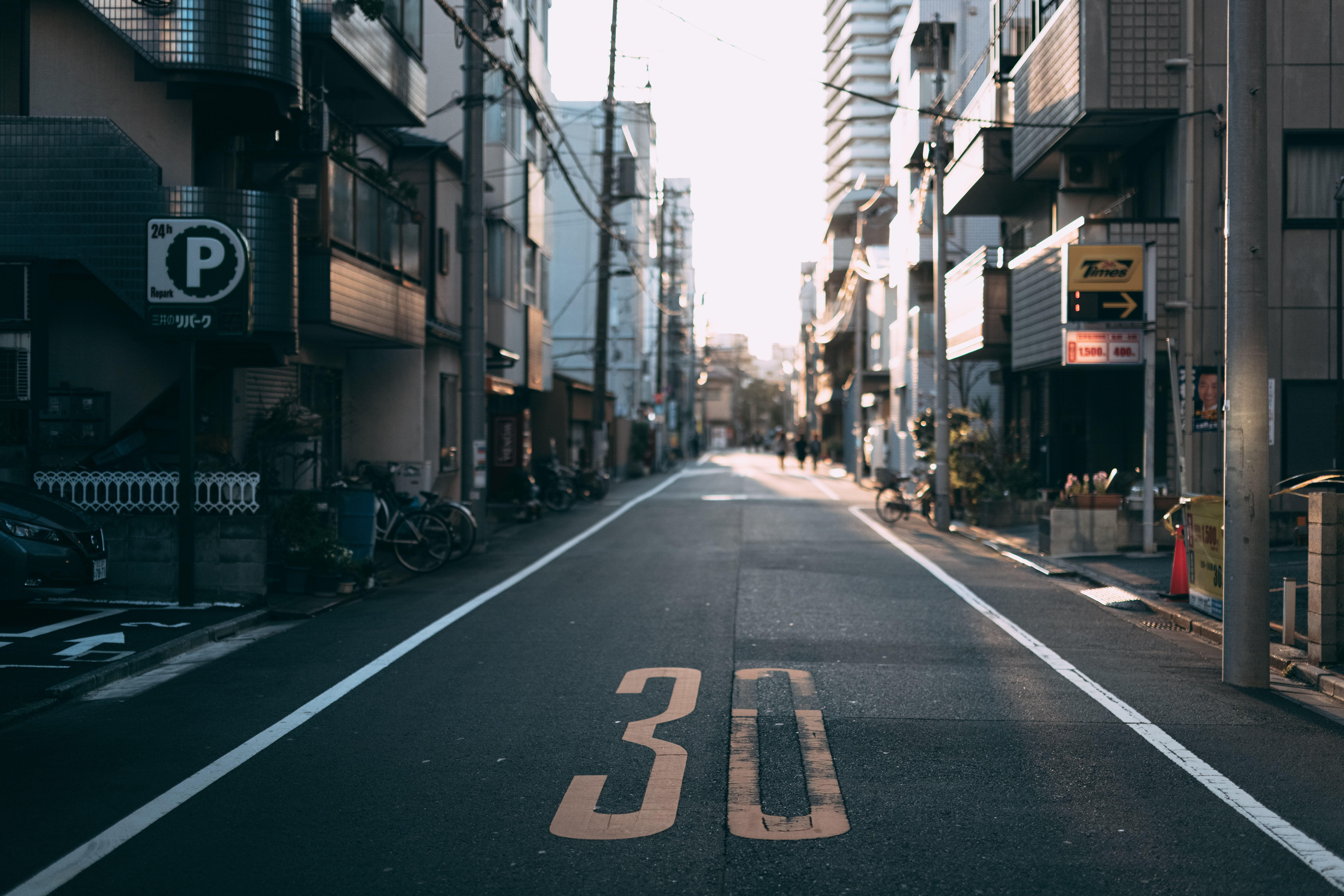 30キロ制限の一方通行道路の写真を無料ダウンロード フリー素材 ぱくたそ 30キロ制限の一方通行道路の写真を無料ダウンロード フリー素材 ぱくたそ