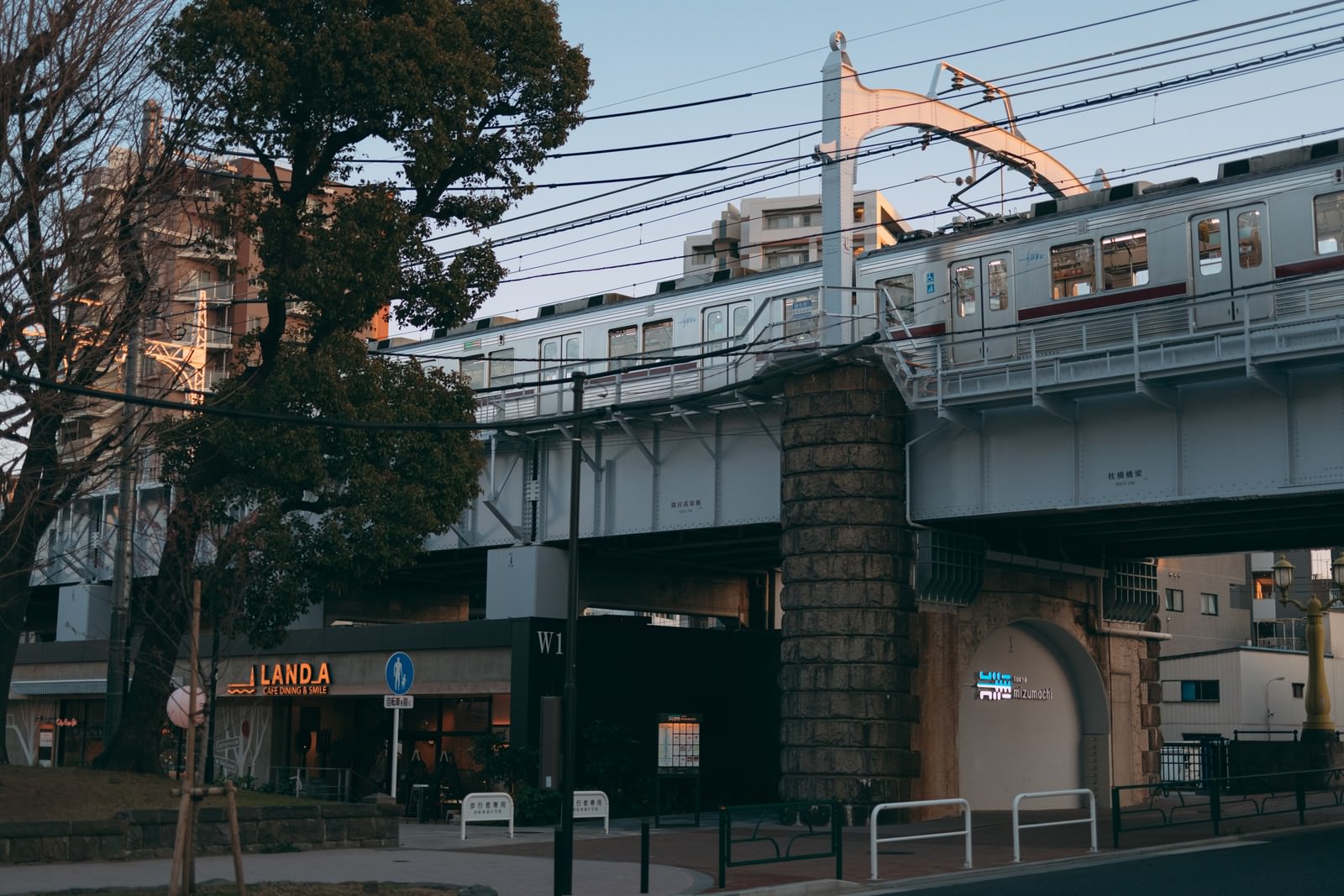 「高架橋に停まる電車車両と東京ミズマチ | フリー素材のぱくたそ」の写真