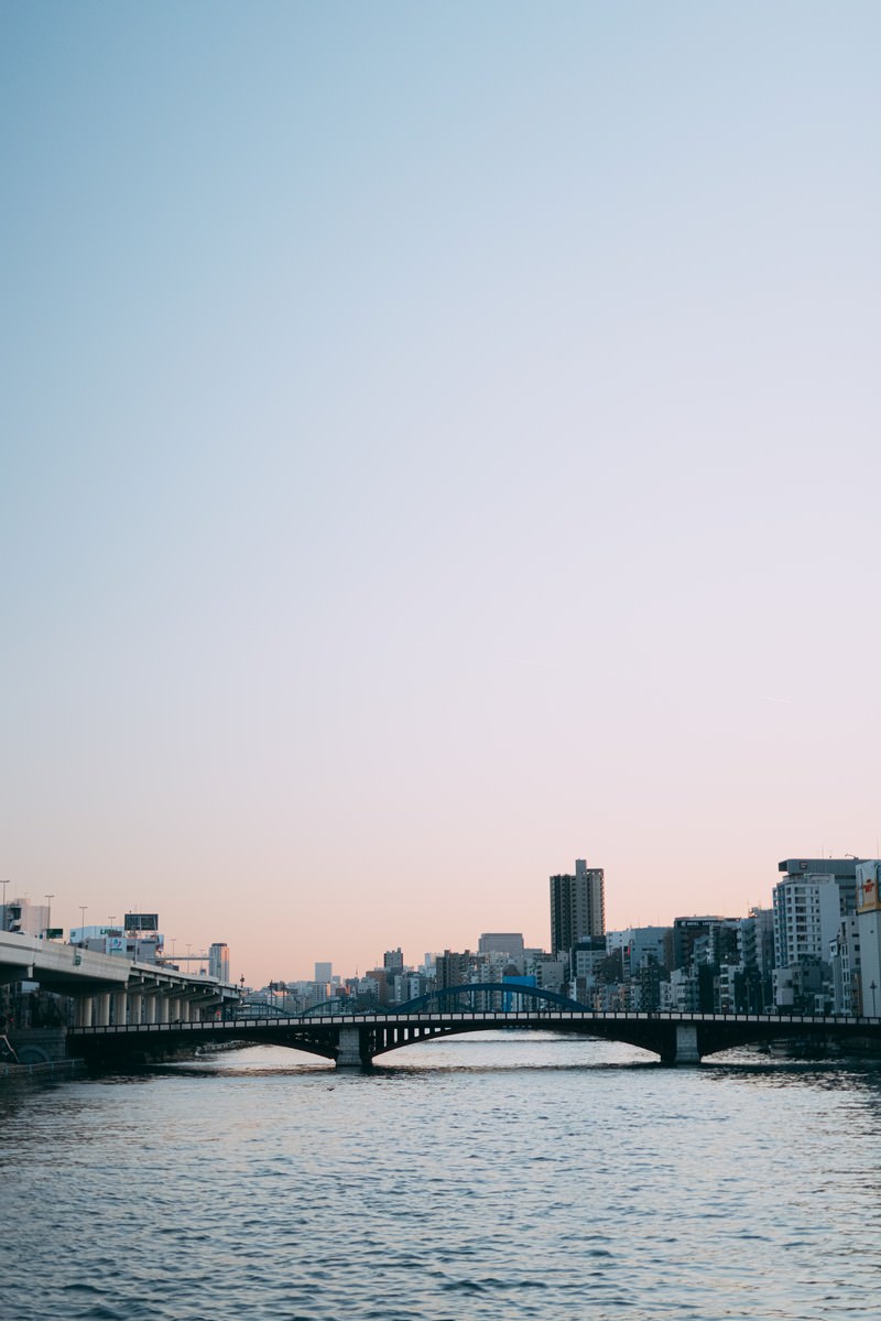 「焼けた空と隅田川」の写真