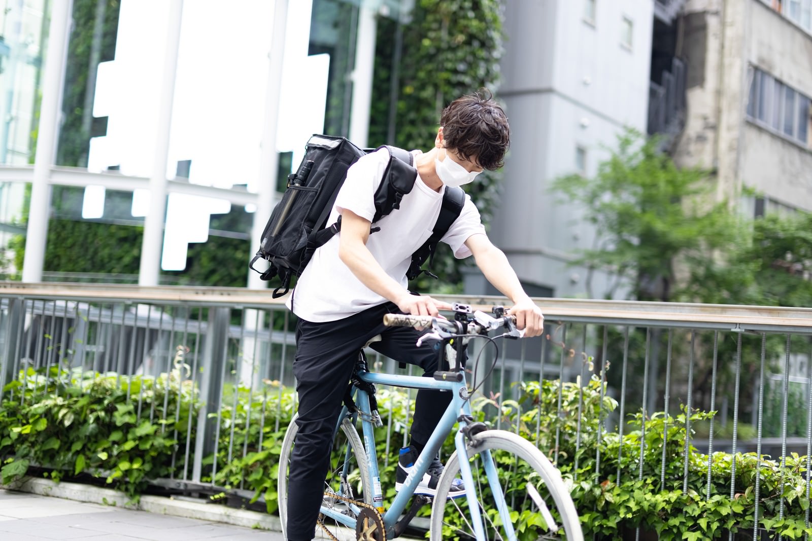 「イケメンマスクの男性配達員 | フリー素材のぱくたそ」の写真［モデル：TSURUTAMA］