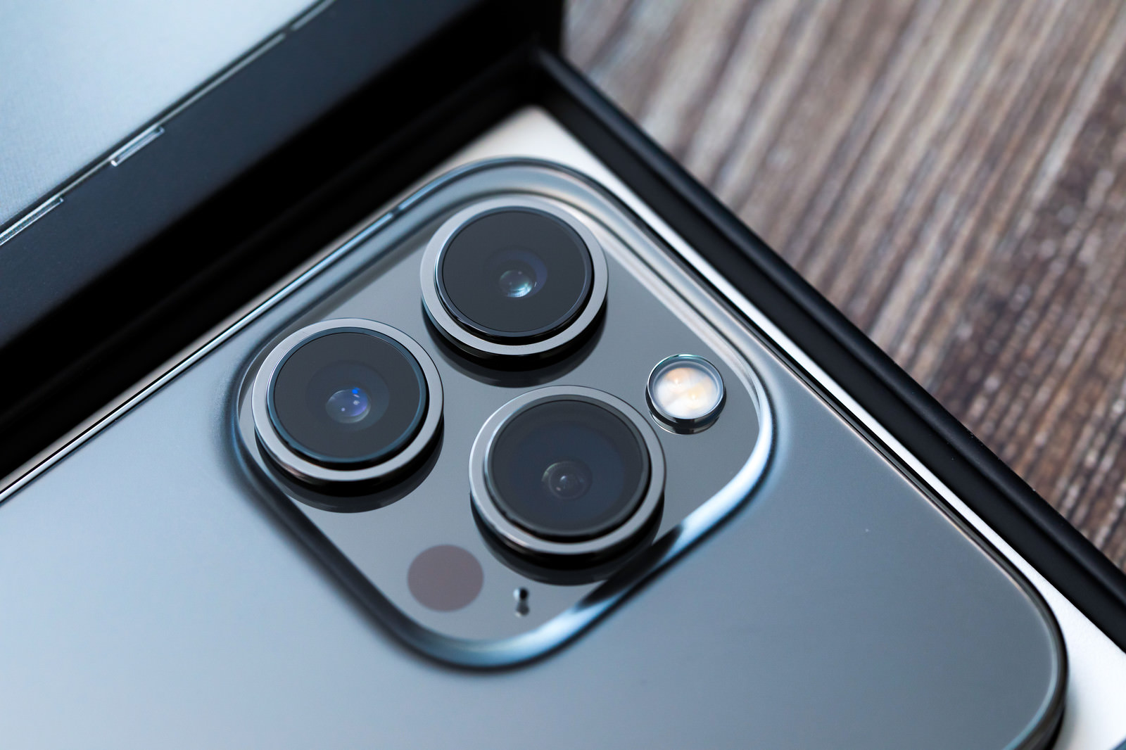 Iphone 13 Pro の大きくなったレンズ部分の写真素材 ぱくたそ