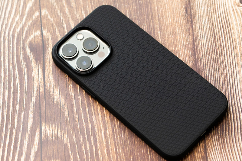 iPhone 13 Pro に黒いケースを装着の写真素材 - ぱくたそ