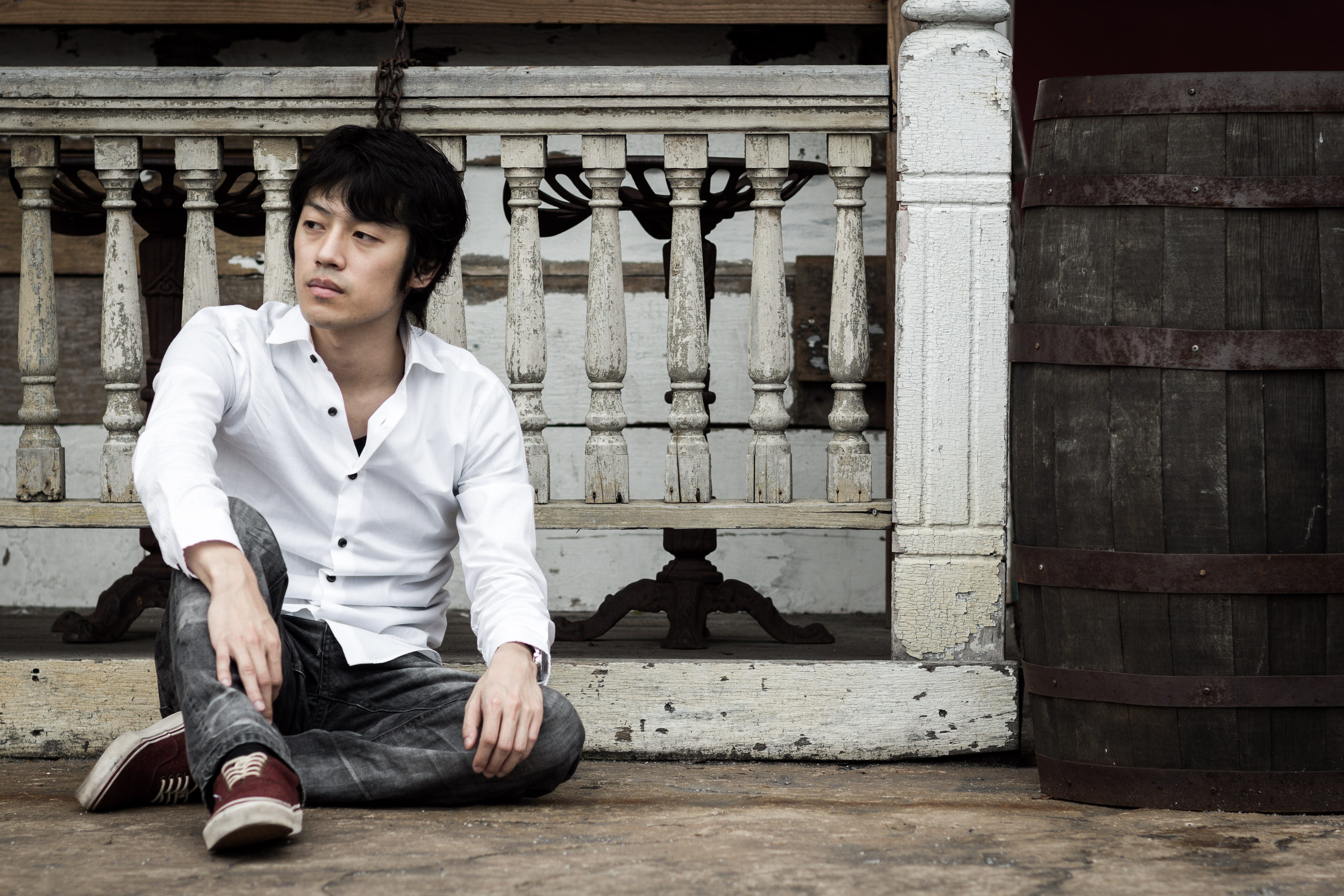 気だるそうに座り込む男性の写真素材 ぱくたそ