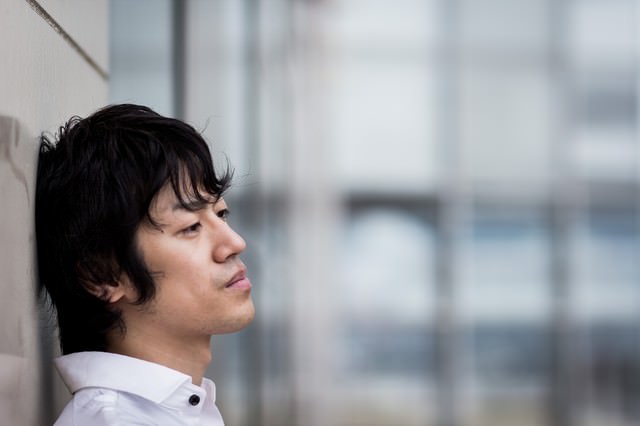 壁にもたれさす