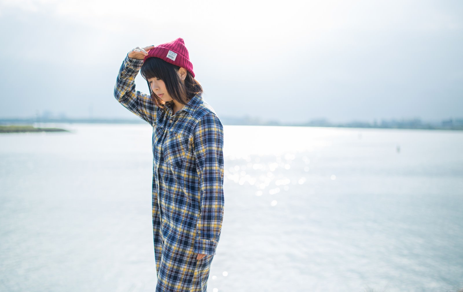 「日差しと水面の反射が強くて紫外線を気にする女性日差しと水面の反射が強くて紫外線を気にする女性」［モデル：にゃるる］のフリー写真素材を拡大