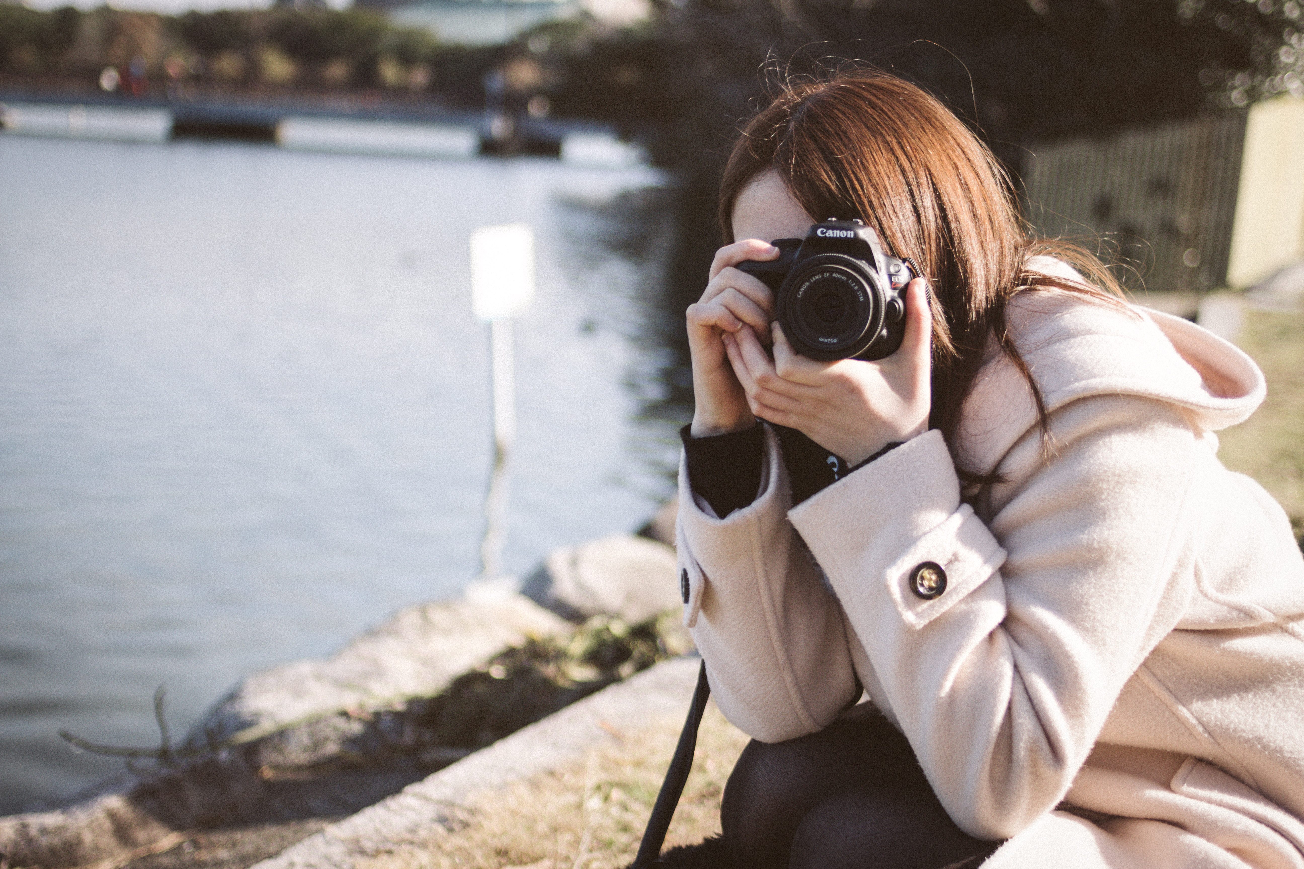 デート中にカメラを向けてくる彼女の写真素材 ぱくたそ