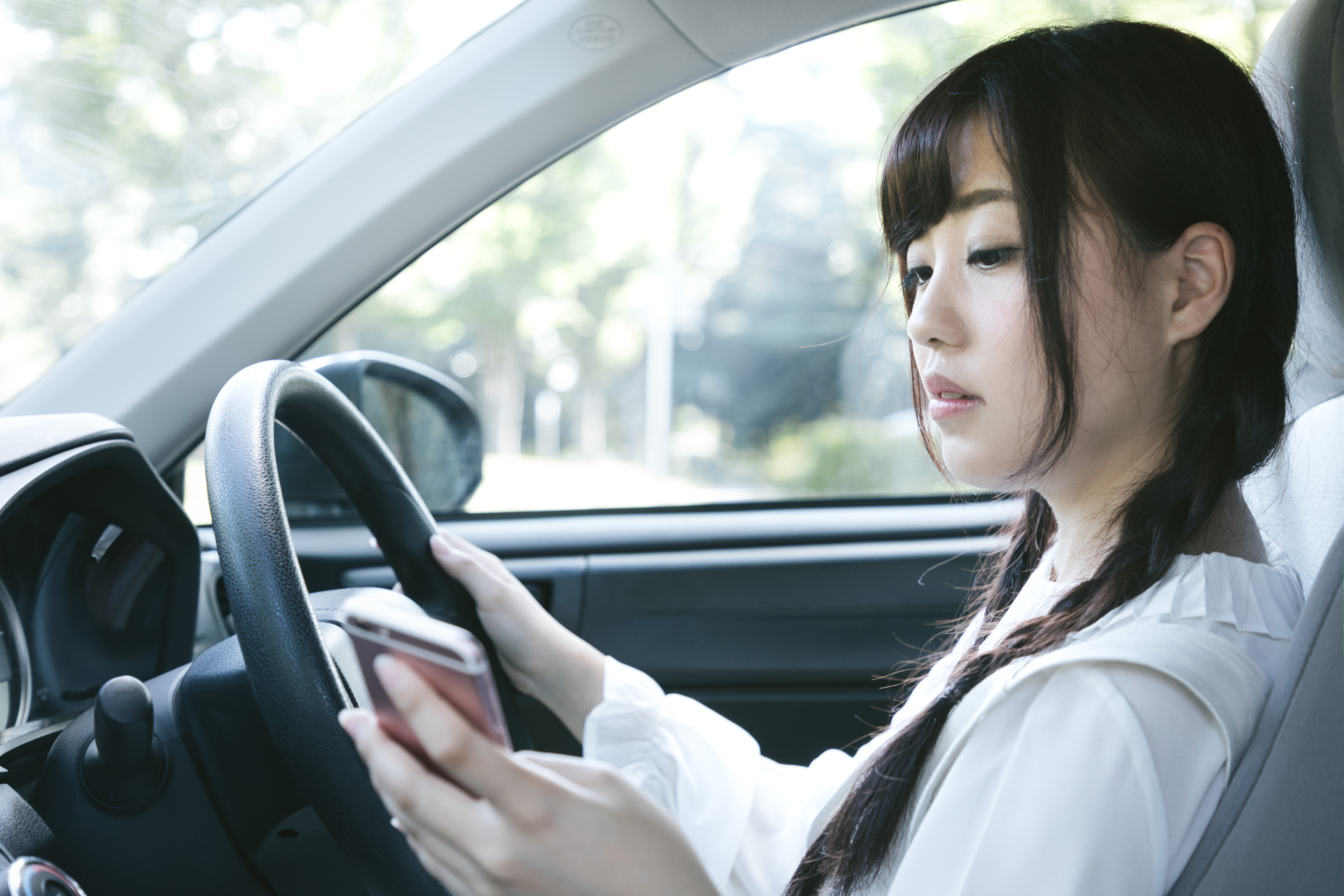 スマホを見ながら運転するのは危険ですの写真 画像 を無料ダウンロード フリー素材のぱくたそ スマホを見ながら運転するのは危険ですの写真 画像 を無料ダウンロード フリー素材のぱくたそ