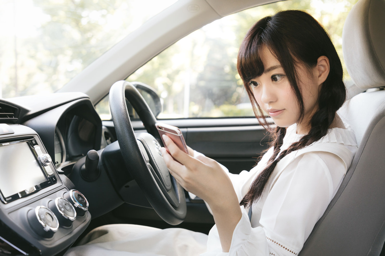 ãã«ã¼ããã«é ¼ãããããã¢ããªã§ä½ç½®æå ±ãç¢ºèªããå¥³æ§ãï¼»ã¢ãã«ï¼æ²³æåæ­ï¼½