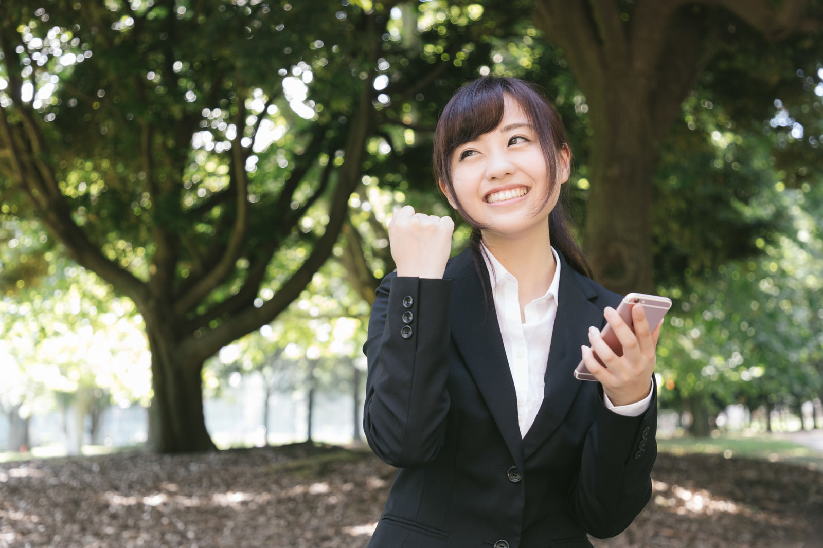 「書類選考通った！（就活女子） | フリー素材のぱくたそ」の写真［モデル：河村友歌］