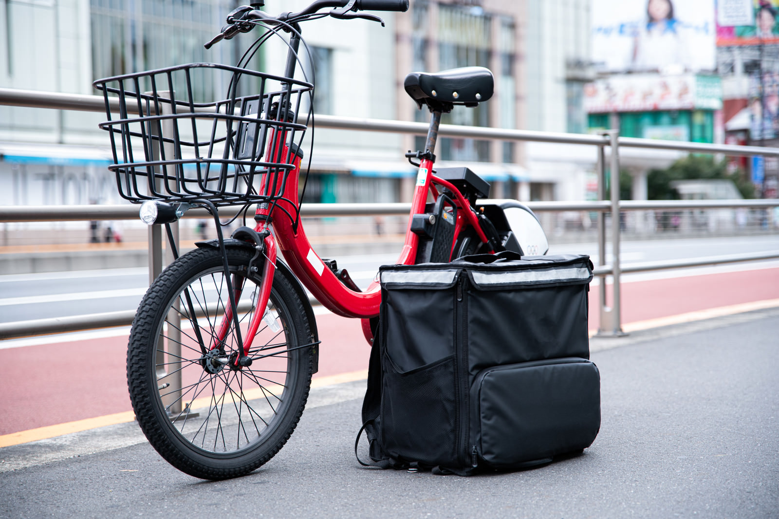 「自転車とフードデリバリーのバッグ | フリー素材のぱくたそ」の写真