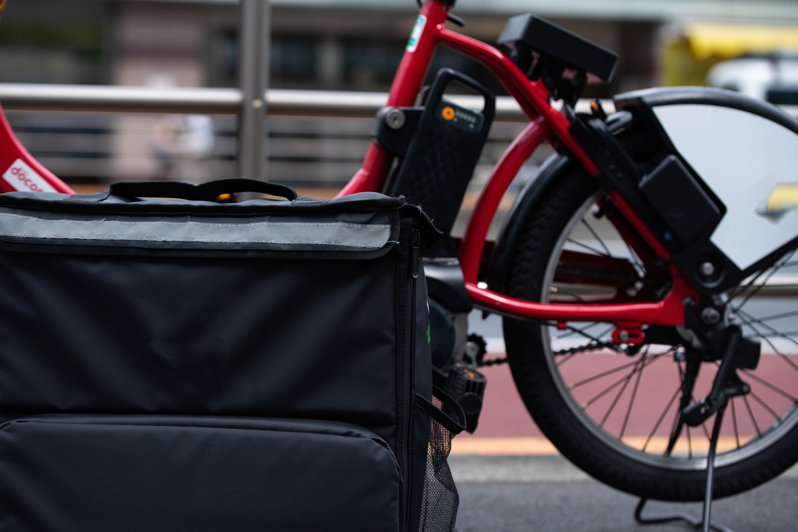 「フードデリバリー用バッグと自転車 | フリー素材のぱくたそ」の写真