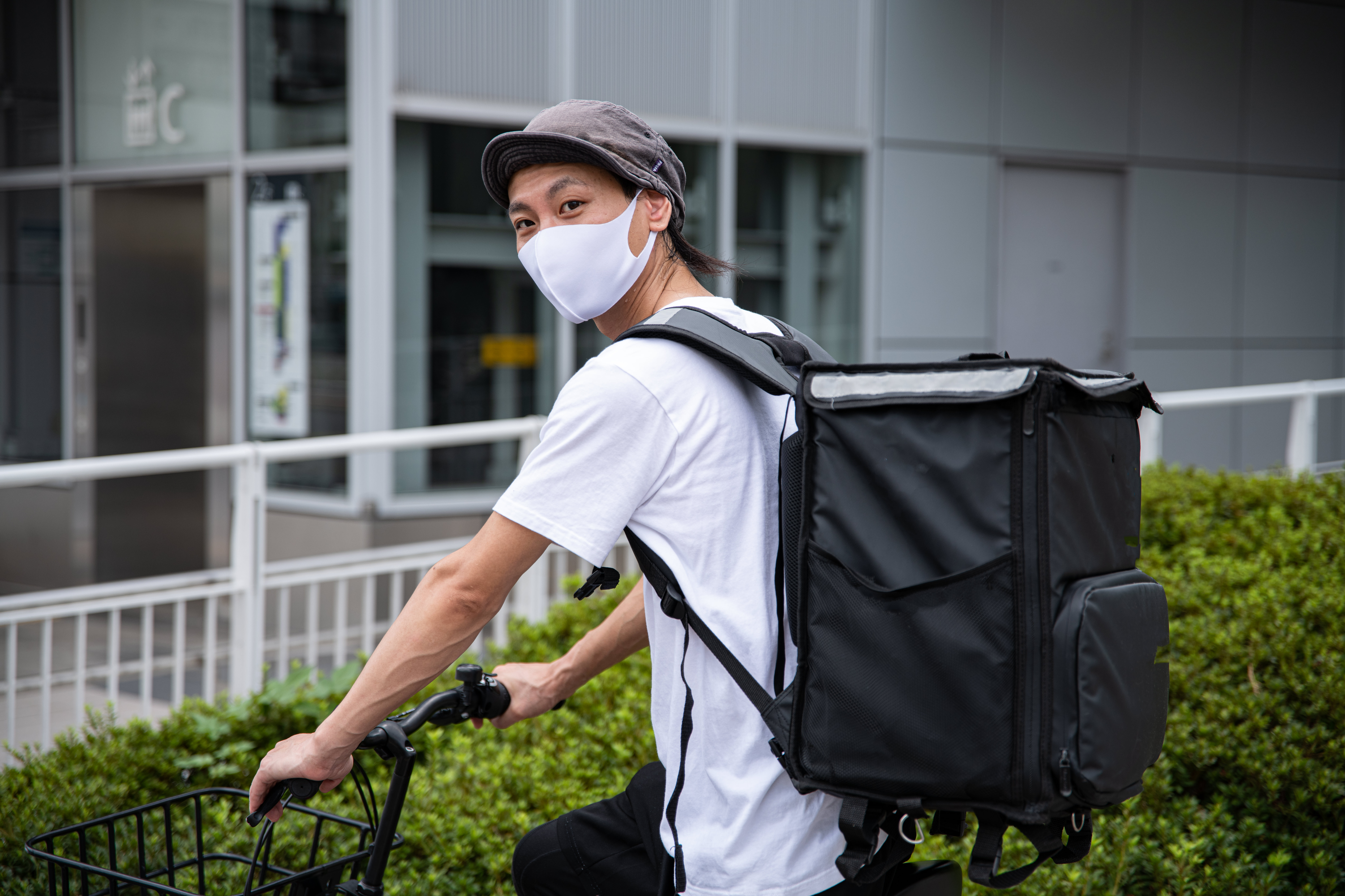 自転車に乗る配達員のフリー素材 - ぱくたそ