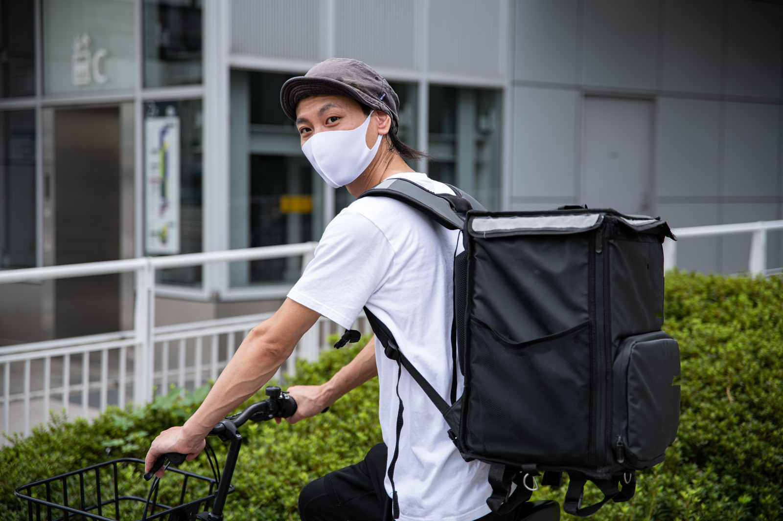 自転車に乗る配達員の写真を無料ダウンロード フリー素材 ぱくたそ