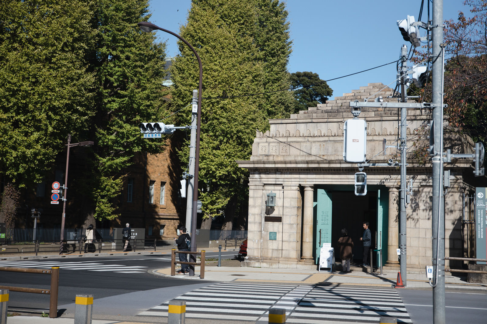 扉が空いた旧博物館動物園駅の写真を無料ダウンロード フリー素材 ぱくたそ 扉が空いた旧博物館動物園駅の写真を無料ダウンロード フリー素材 ぱくたそ