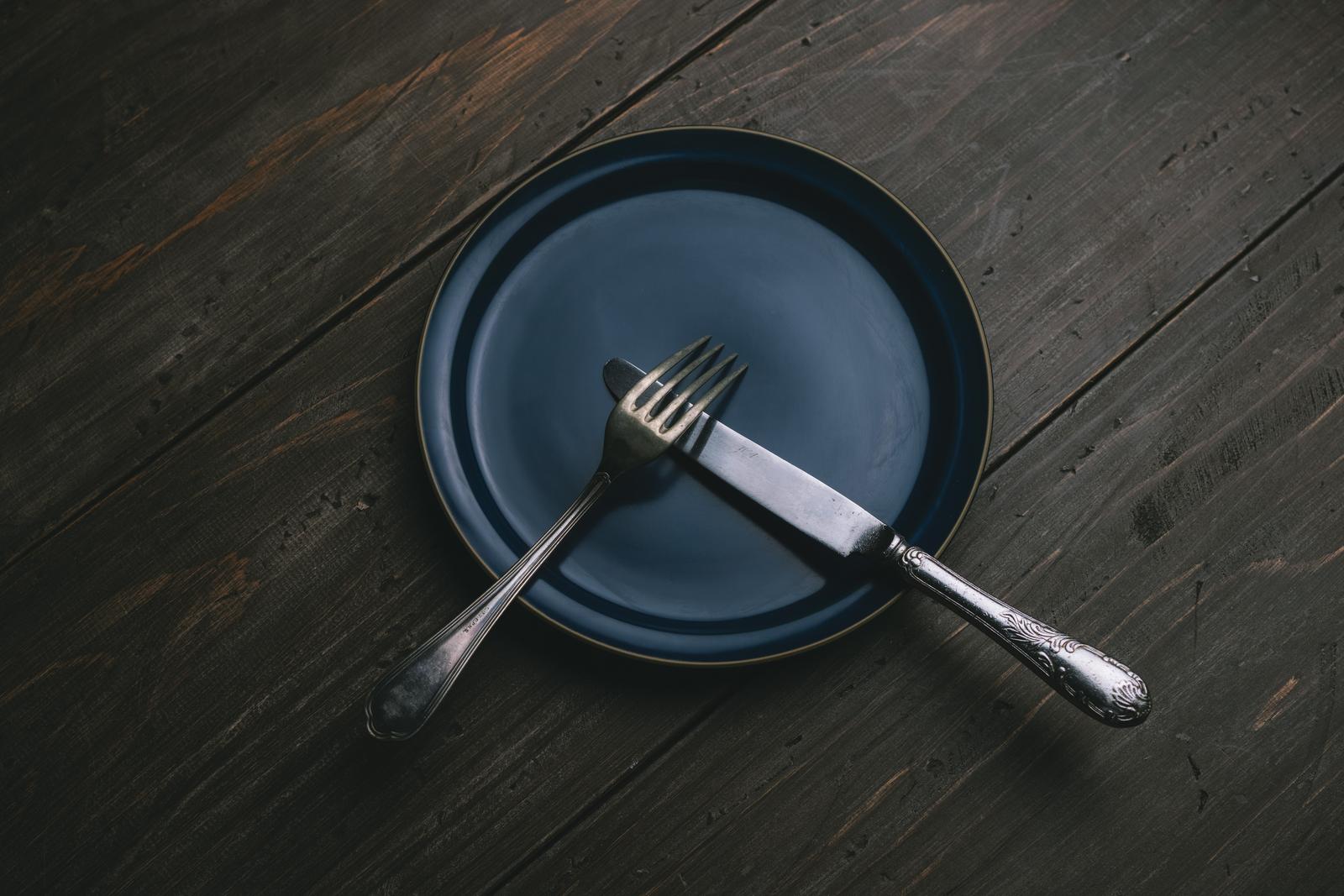 ナイフの上にフォークを載せて小休止しているの無料の写真素材 - ID