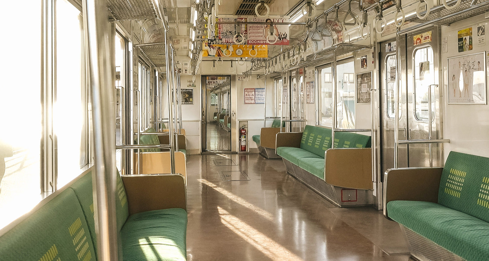 終着駅で停車中のjr鶴見線の車内の写真を無料ダウンロード フリー素材 ぱくたそ