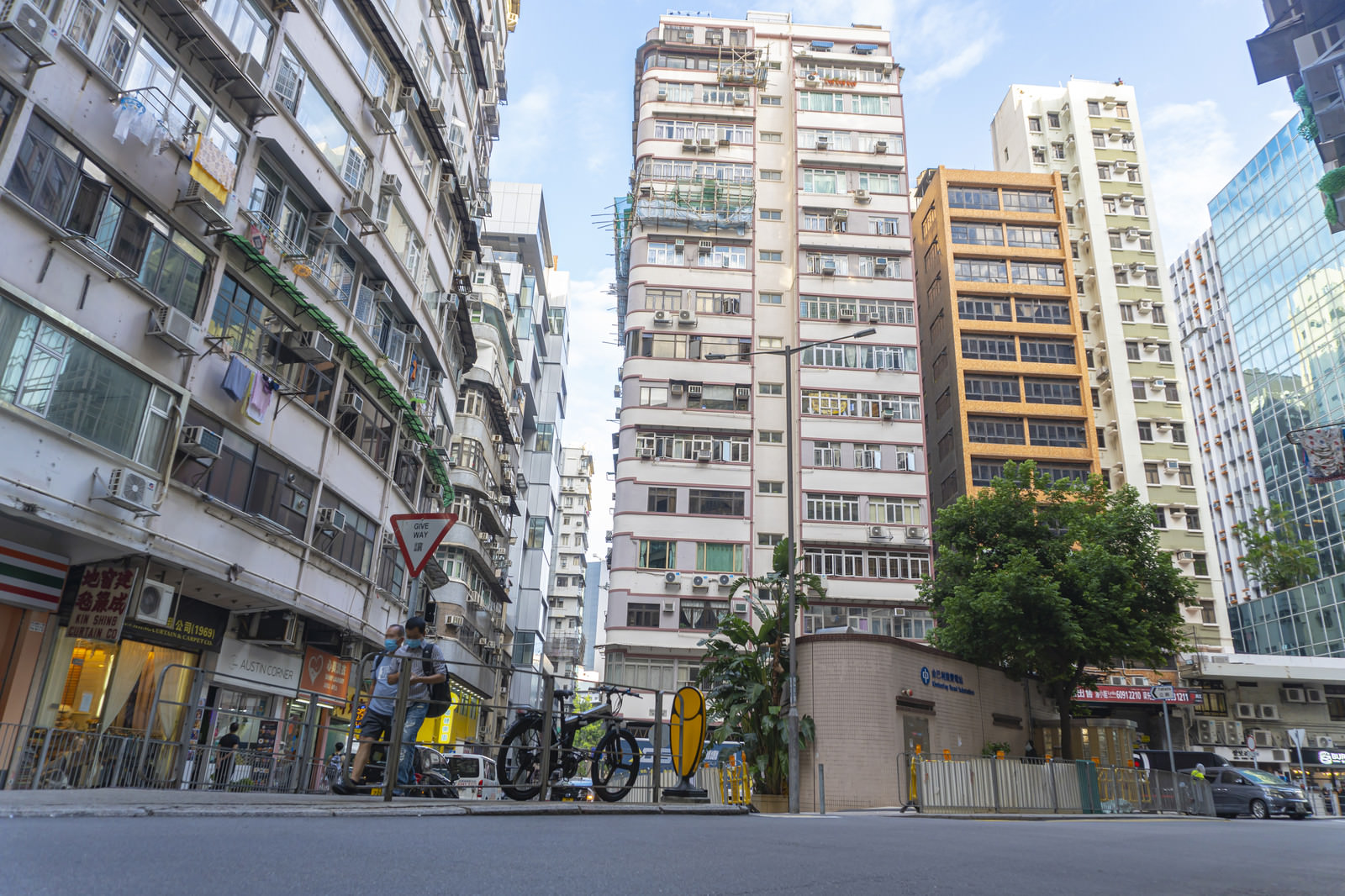 「香港尖沙咀にある俺たちの金巴利道（キンバリーロード） | フリー素材のぱくたそ」の写真