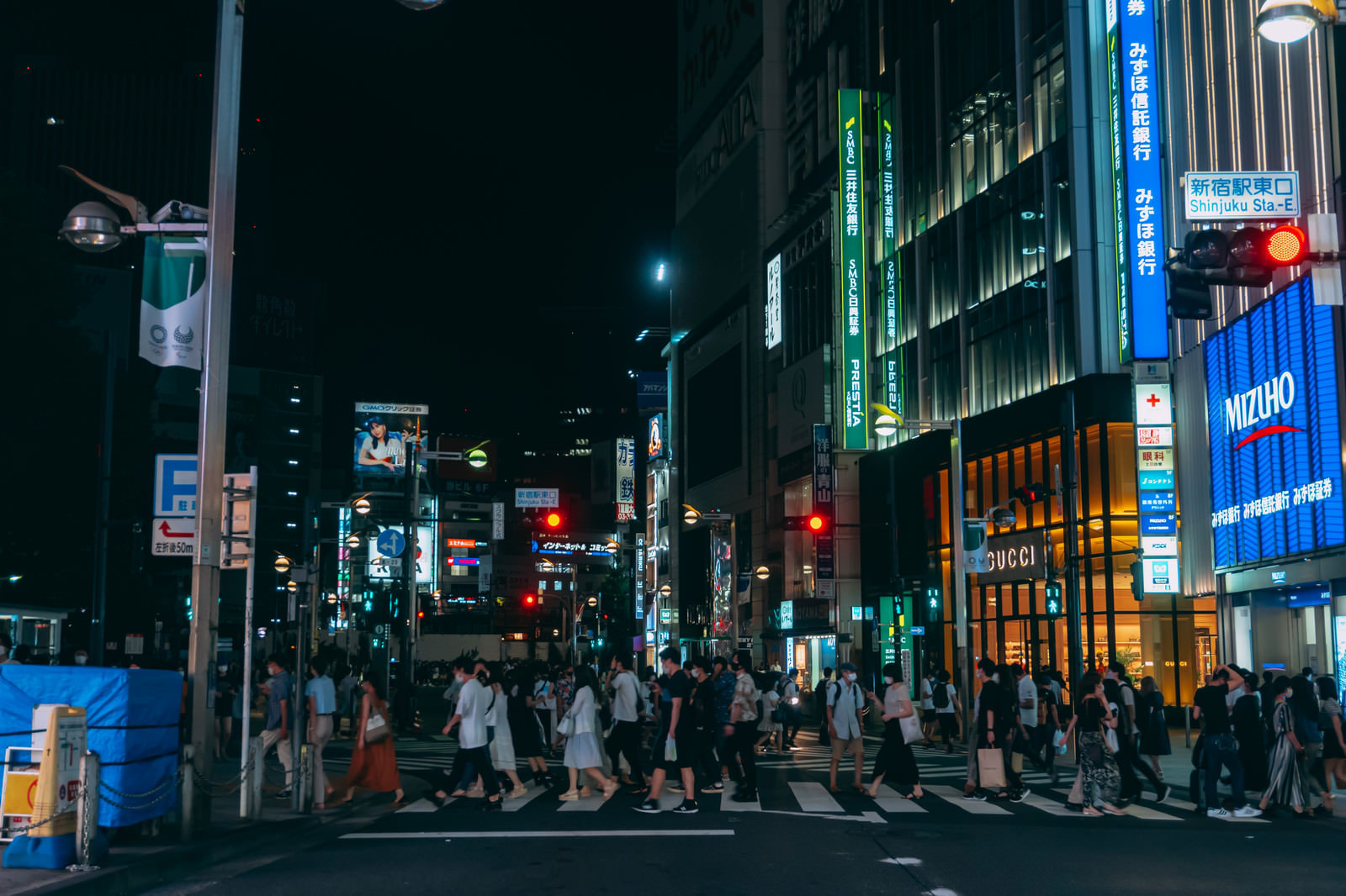 「人であふれる新宿駅東口前の交差点 | フリー素材のぱくたそ」の写真