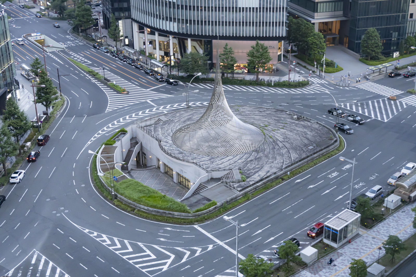 「名古屋駅前にある円錐状のモニュメント「飛翔」」の写真