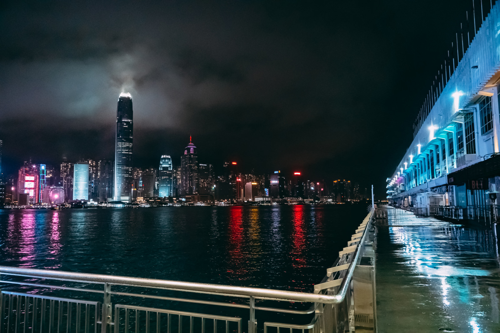 雨が降っている夜のハーバーシティ 海港城 の写真素材 Jpg画像 をトリミング ぱくたそ