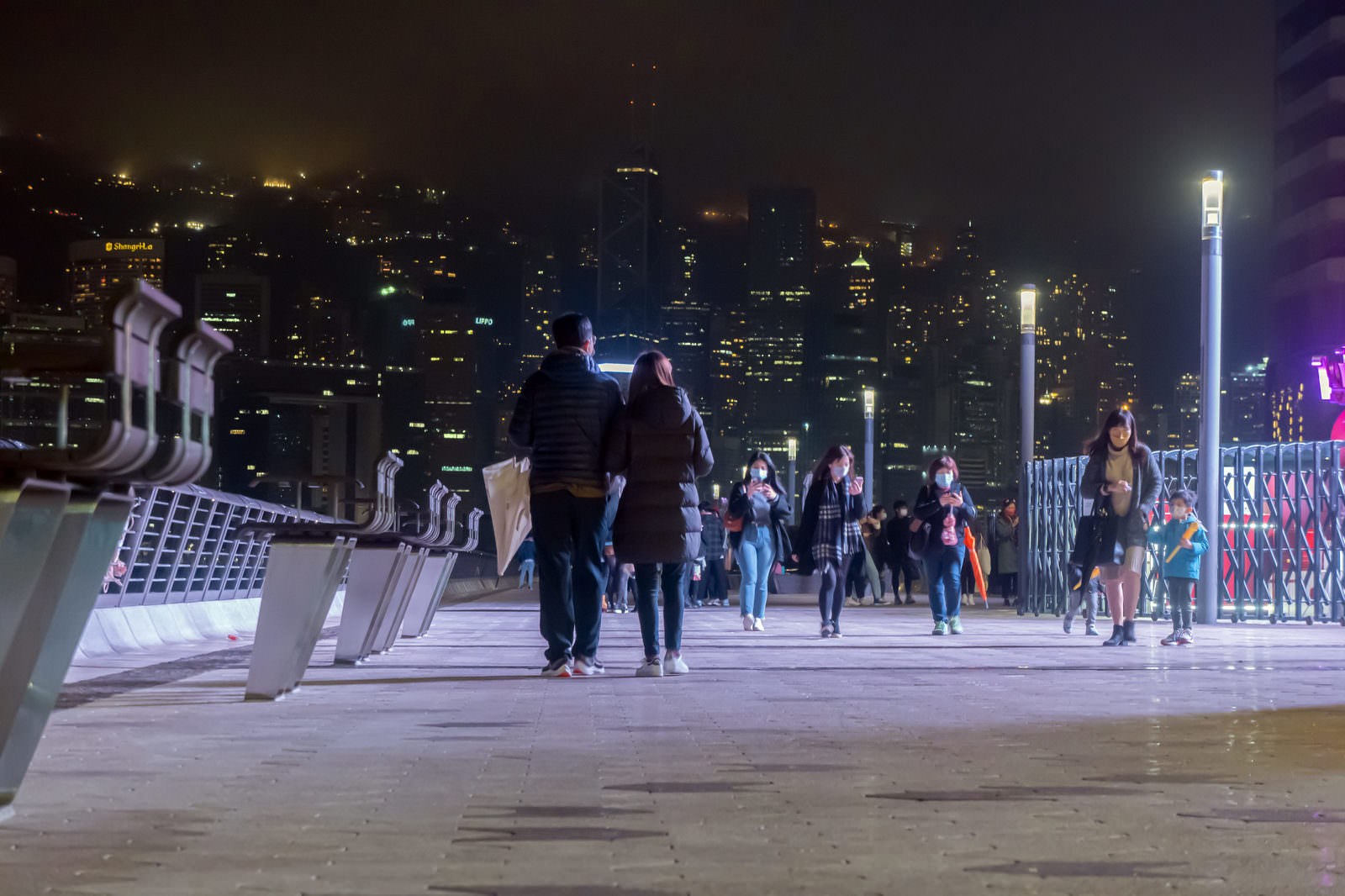 「尖沙咀東部海濱公園(チムサーチョイ プロムナード)を歩く香港人達」の写真