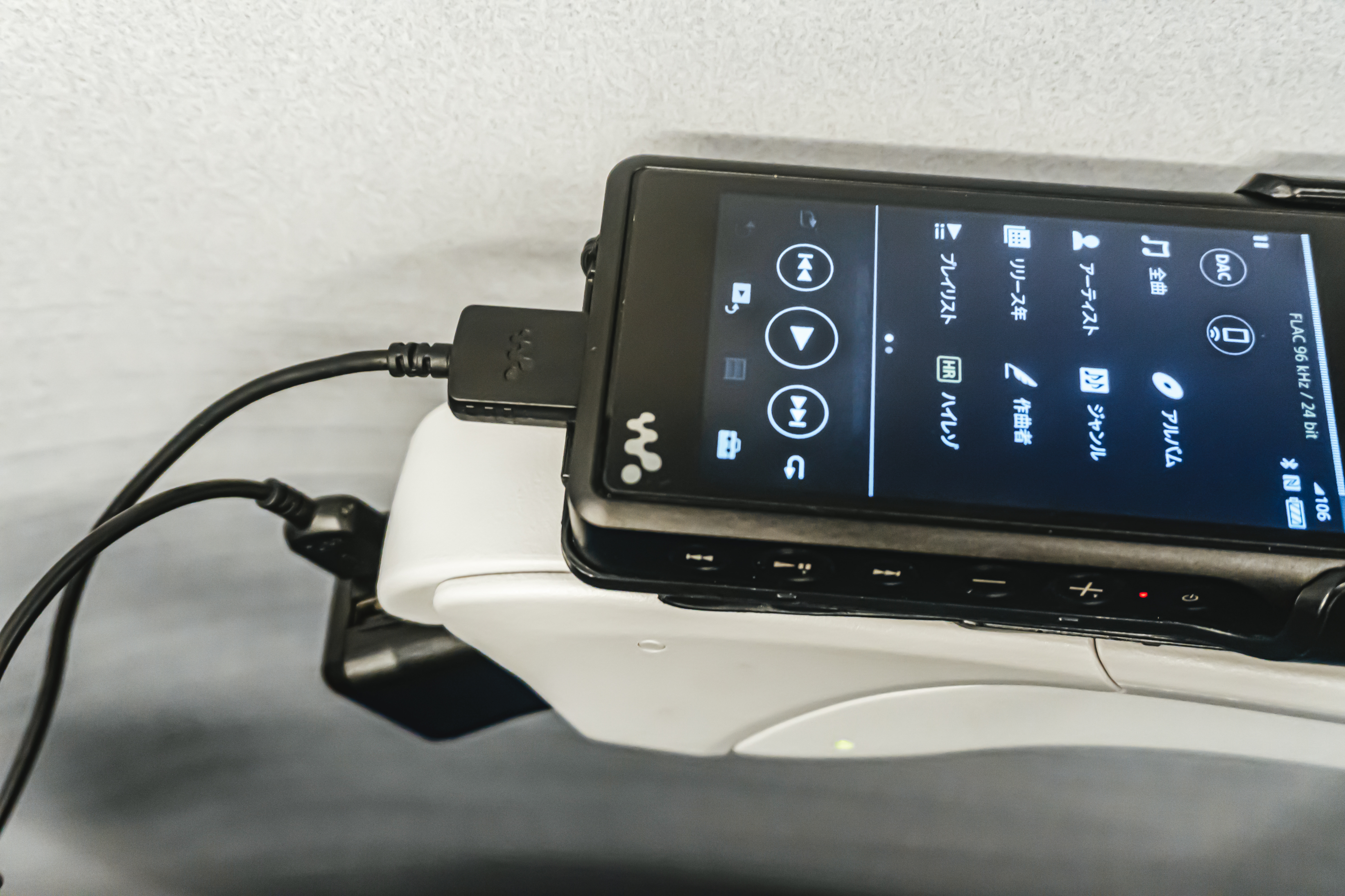コンセントがある新幹線でwalkmanを充電するの写真素材 ぱくたそ