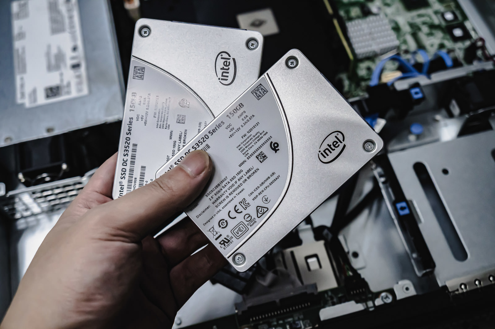 サーバー管理者にパシられてssdを交換するデザイナーの写真素材 ぱくたそ サーバー管理者にパシられてssdを交換するデザイナーの写真素材 ぱくたそ