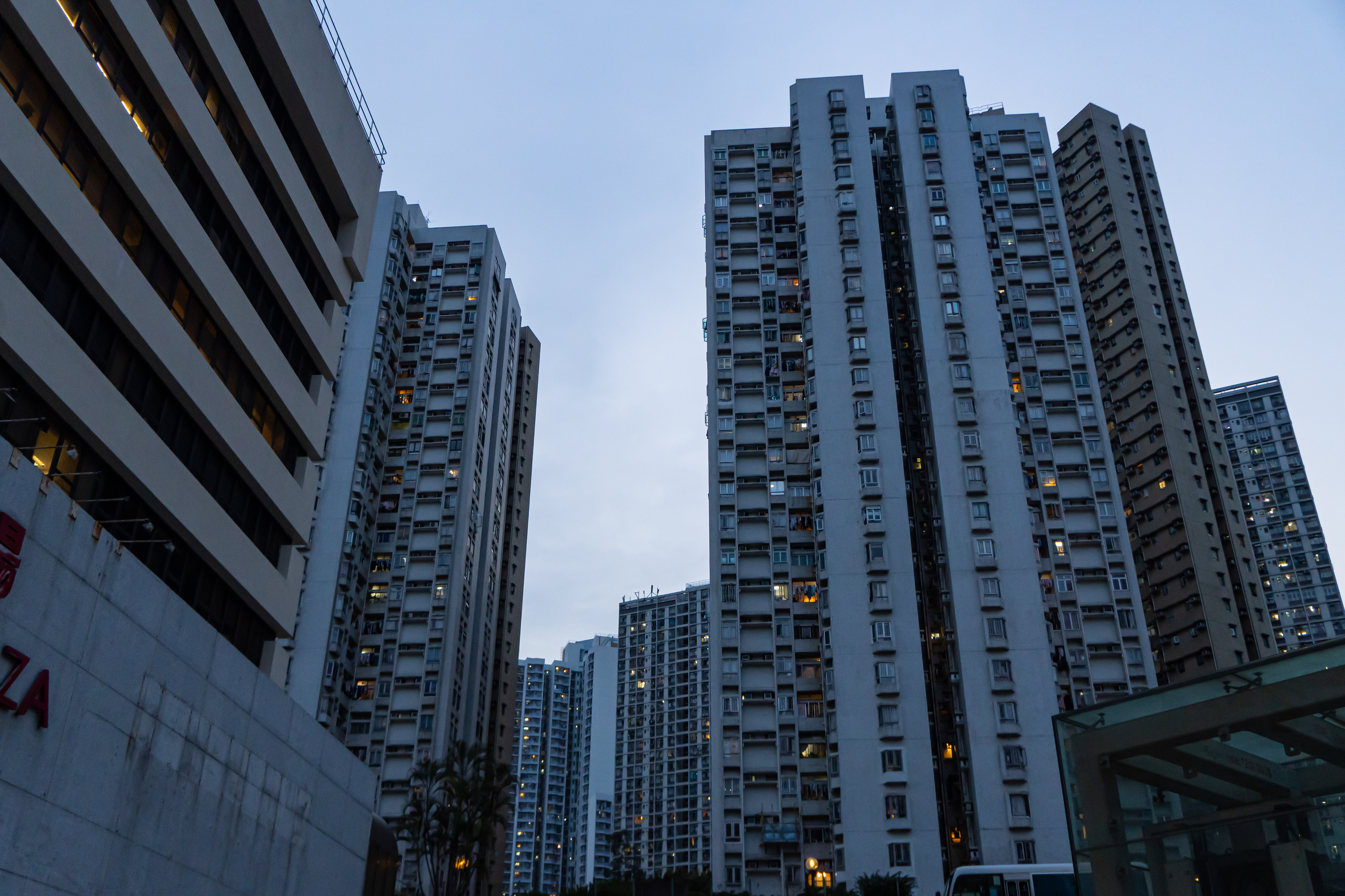 築年数が少し経過してた香港のマンション群の写真素材 ぱくたそ