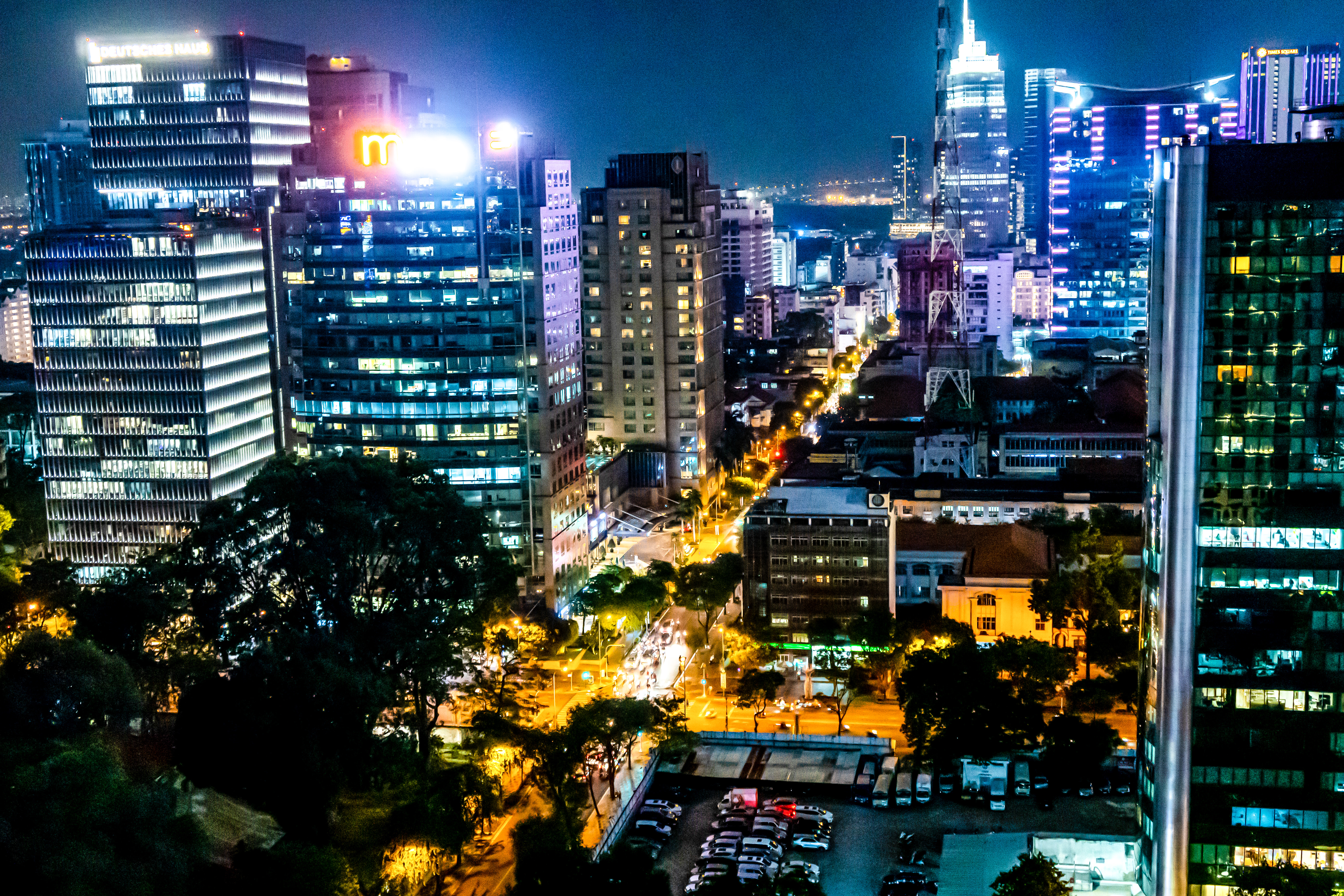 ホーチミンシティの夜景の写真素材 ぱくたそ